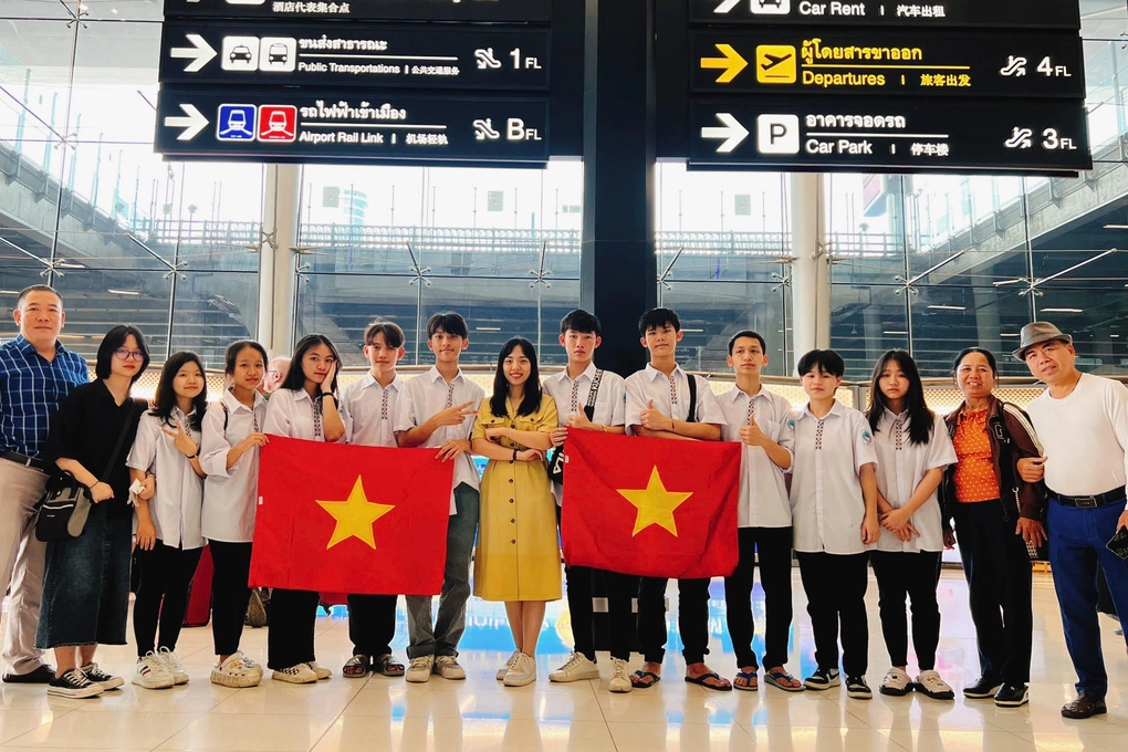 Nữ sinh đầu tiên của &quot;tộc người ngủ ngồi&quot; đạt giải thưởng quốc tế - Ảnh 4.