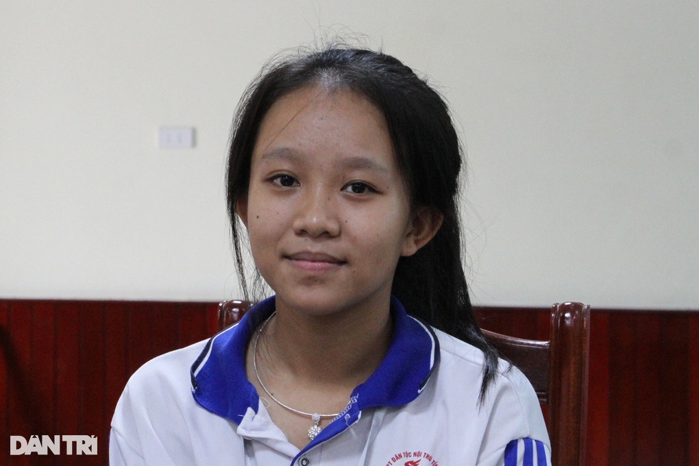 Nữ sinh đầu tiên của &quot;tộc người ngủ ngồi&quot; đạt giải thưởng quốc tế - Ảnh 1.