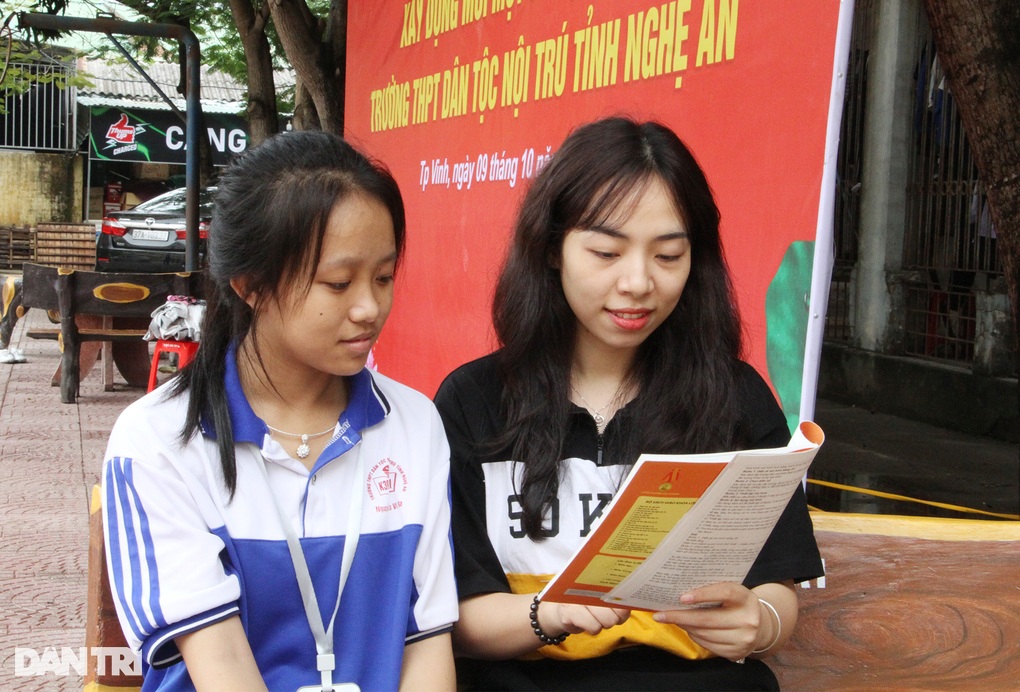 Nữ sinh đầu tiên của &quot;tộc người ngủ ngồi&quot; đạt giải thưởng quốc tế - Ảnh 2.