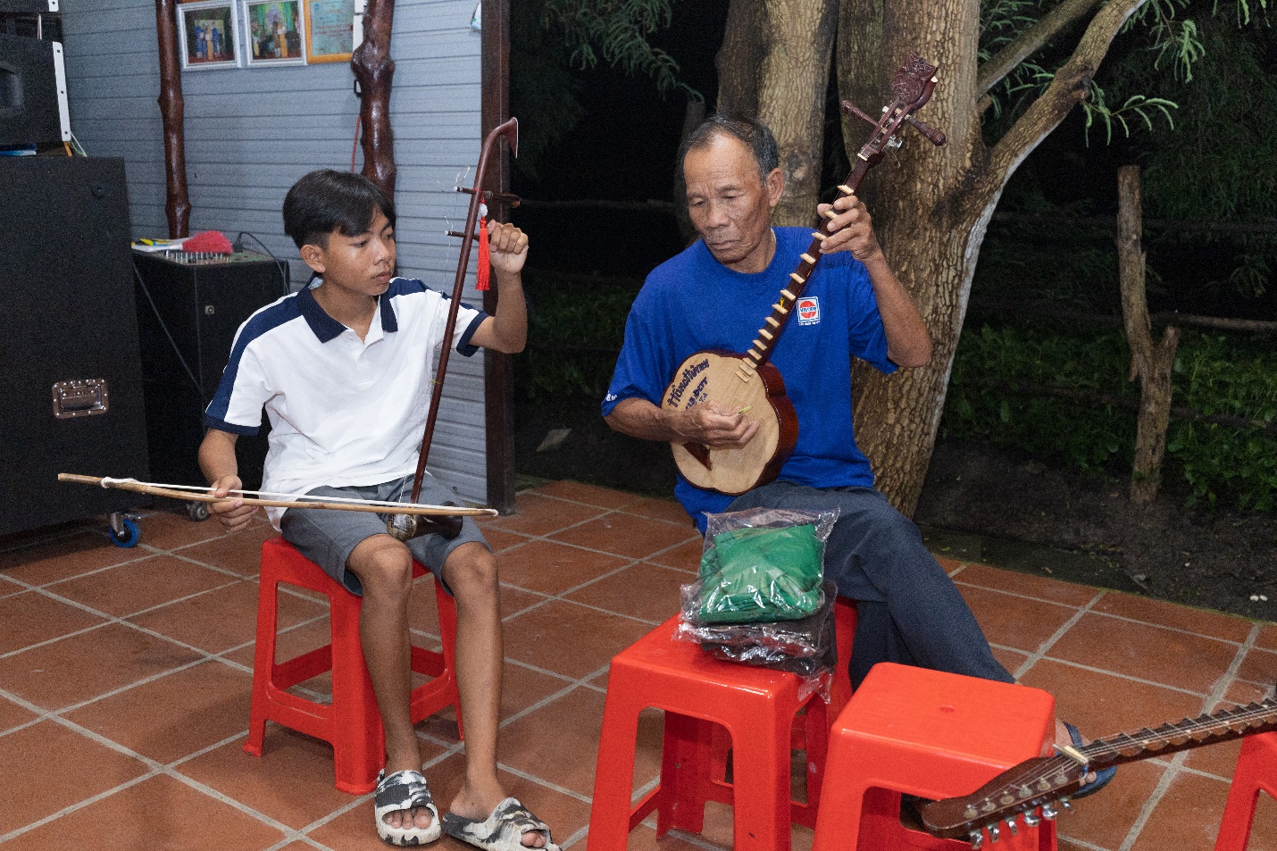 Câu vọng cổ ngọt ngào trên ấp đảo muối  - Ảnh 1.