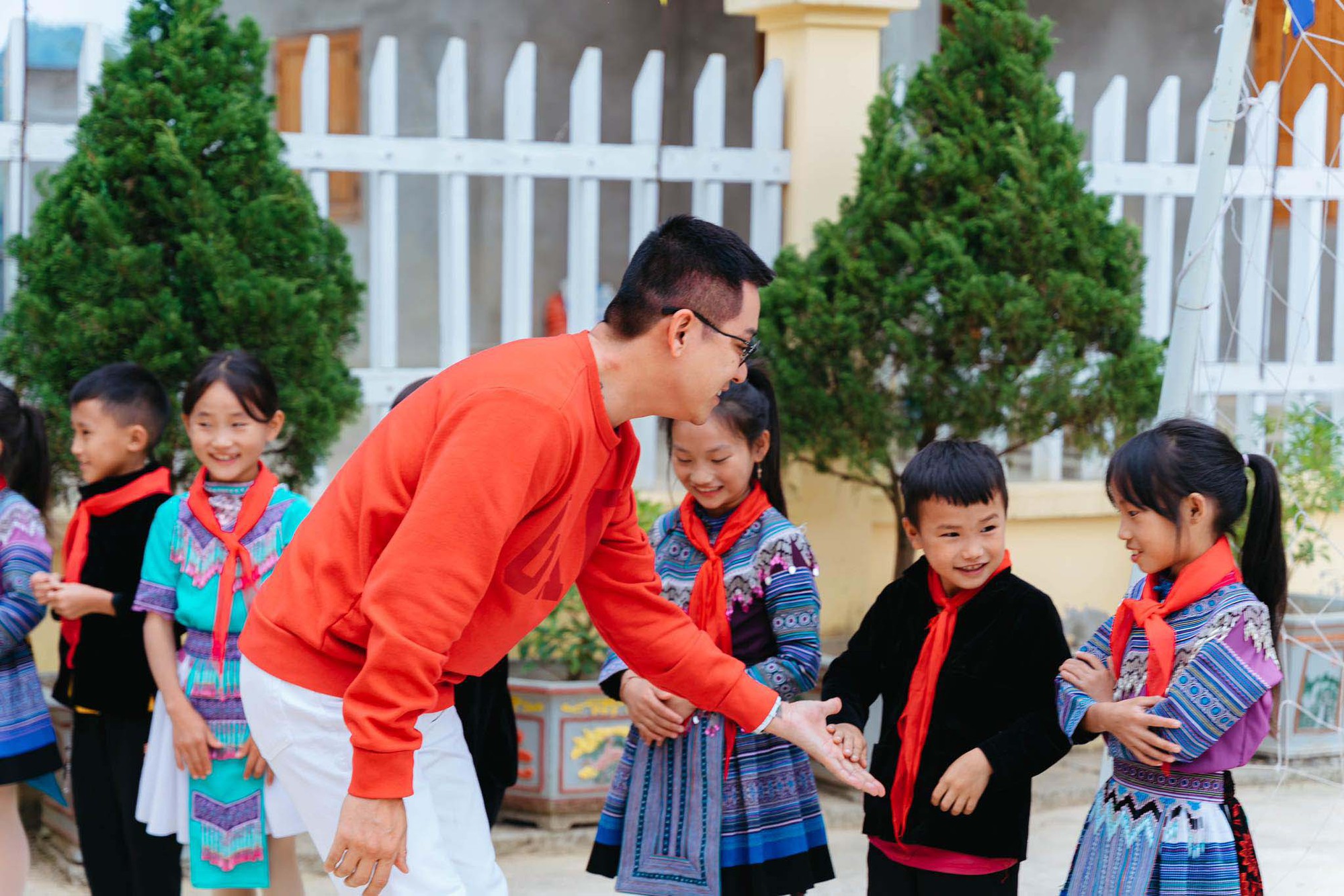Sau hit ‘’Gấp đôi yêu thương’’ dậy sóng, Tuấn Hưng về Lào Cai làm từ thiện - Ảnh 3.