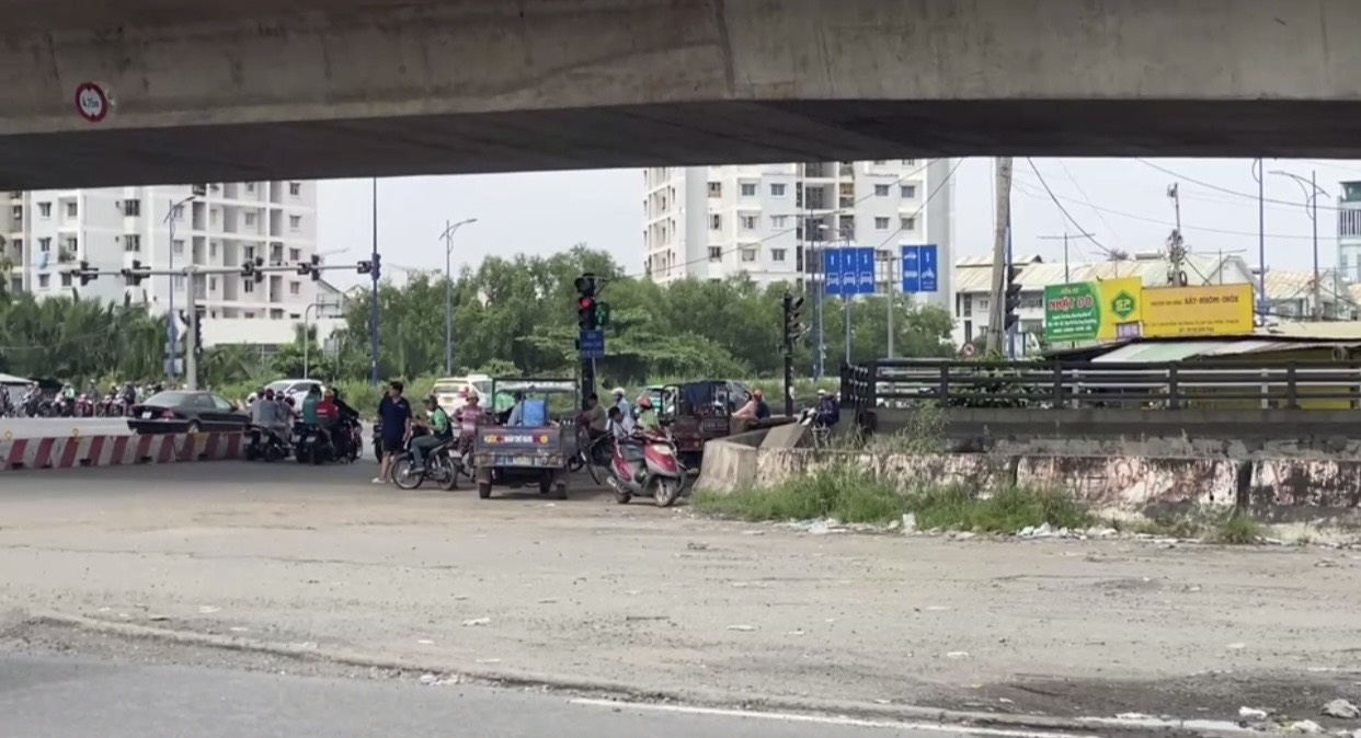 Trong lúc kiểm tra nồng độ cồn, một cán bộ CSGT đội Cát Lái bị người đàn ông dùng đá tấn công vào đầu - Ảnh 1.