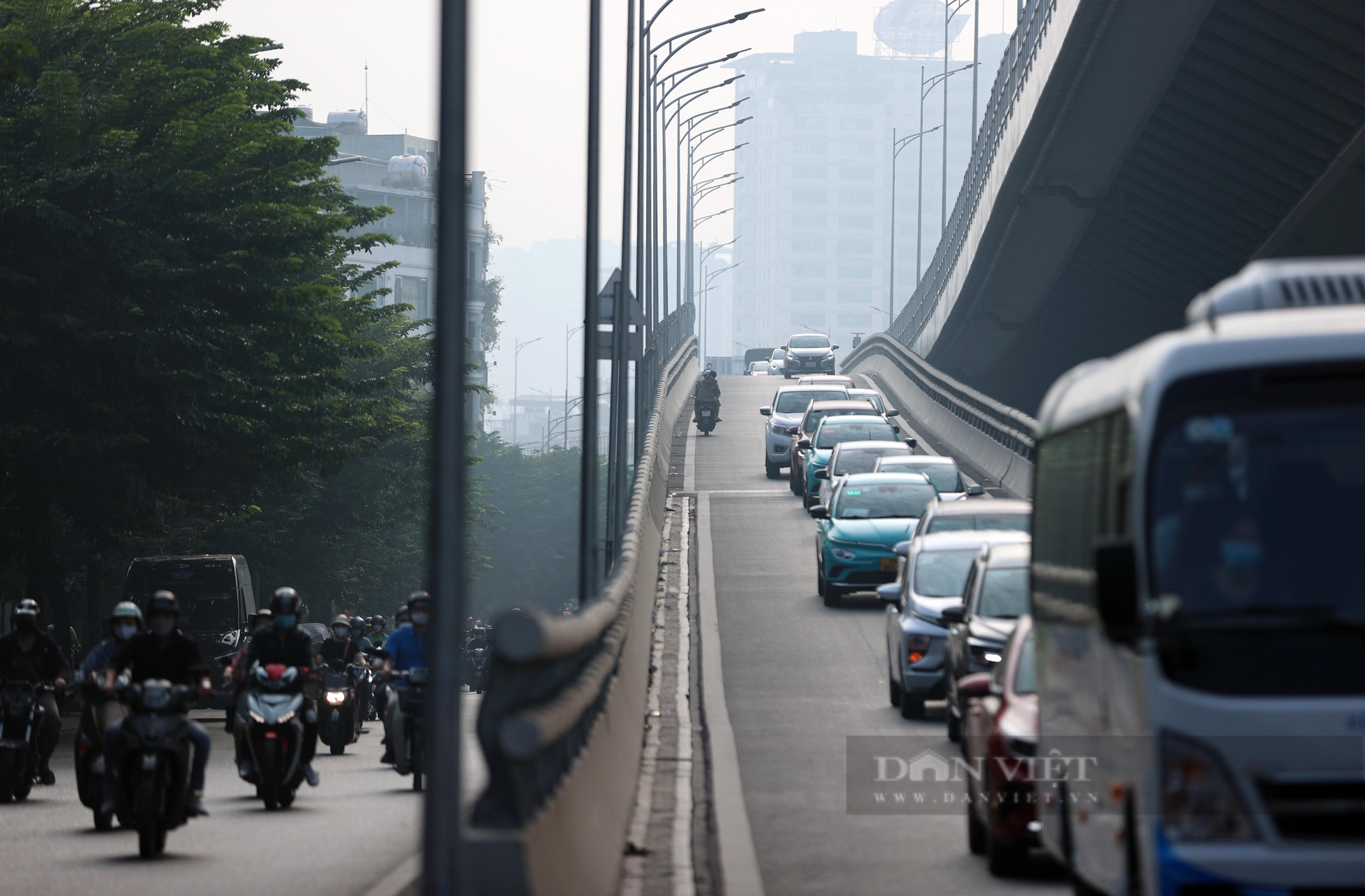 Nhiều xe máy đi trên đường Vành đai 2 trên cao quay đầu, &quot;thông chốt&quot; khi thấy CSGT - Ảnh 2.
