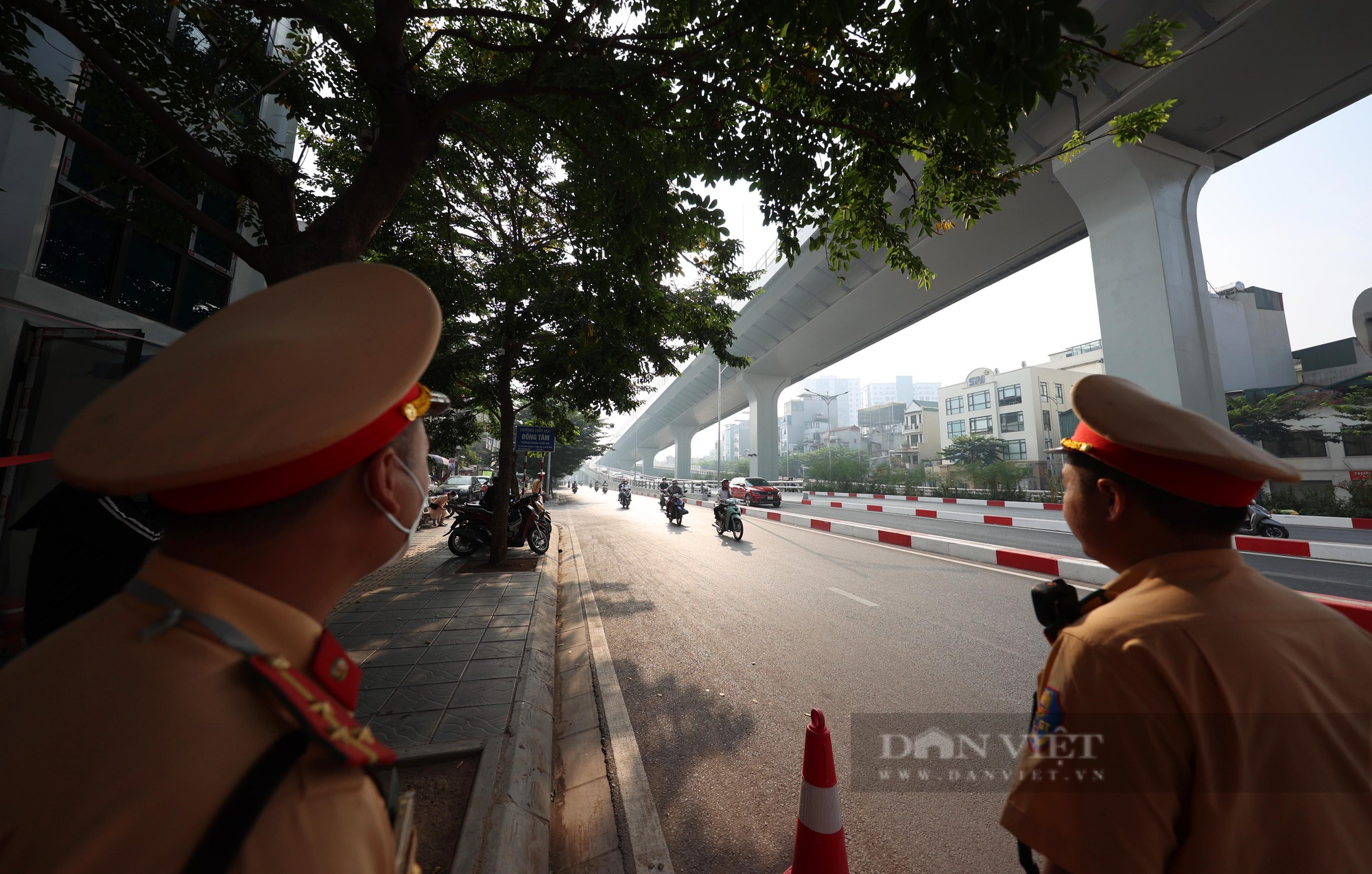 Nhiều xe máy đi trên đường Vành đai 2 trên cao quay đầu, &quot;thông chốt&quot; khi thấy CSGT - Ảnh 3.