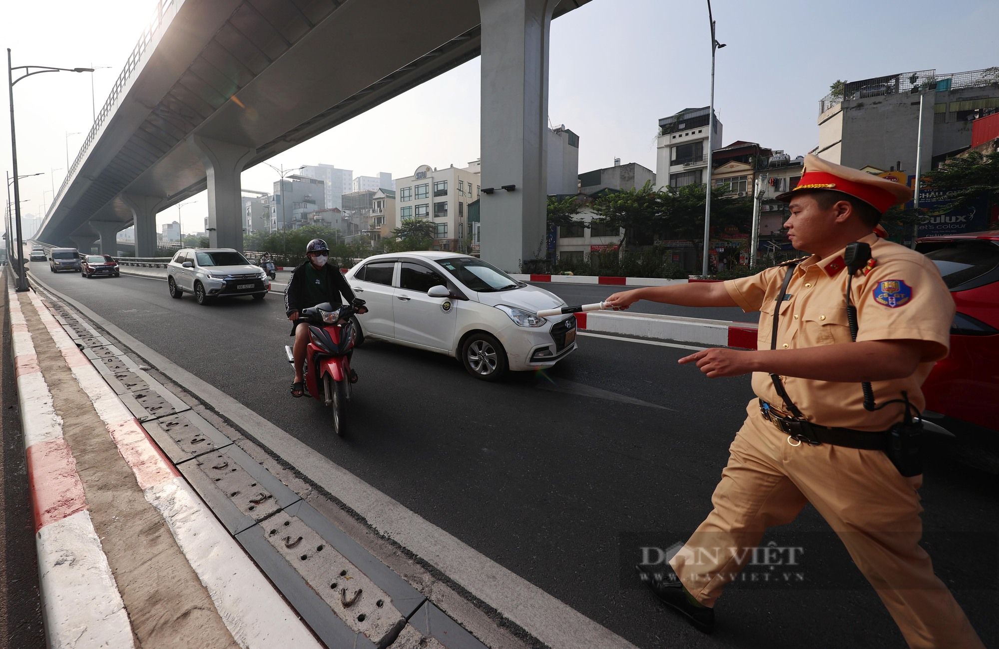 Nhiều xe máy đi trên đường Vành đai 2 trên cao quay đầu, &quot;thông chốt&quot; khi thấy CSGT - Ảnh 4.