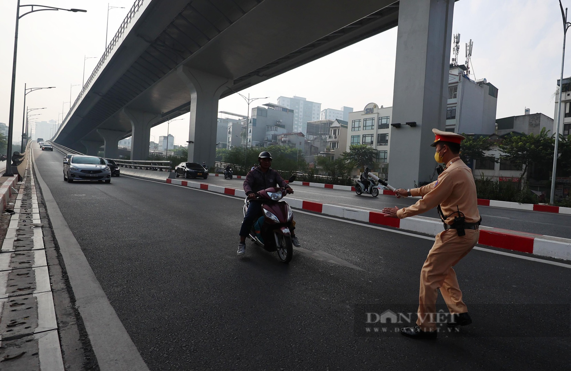 Nhiều xe máy đi trên đường Vành đai 2 trên cao quay đầu, &quot;thông chốt&quot; khi thấy CSGT - Ảnh 6.