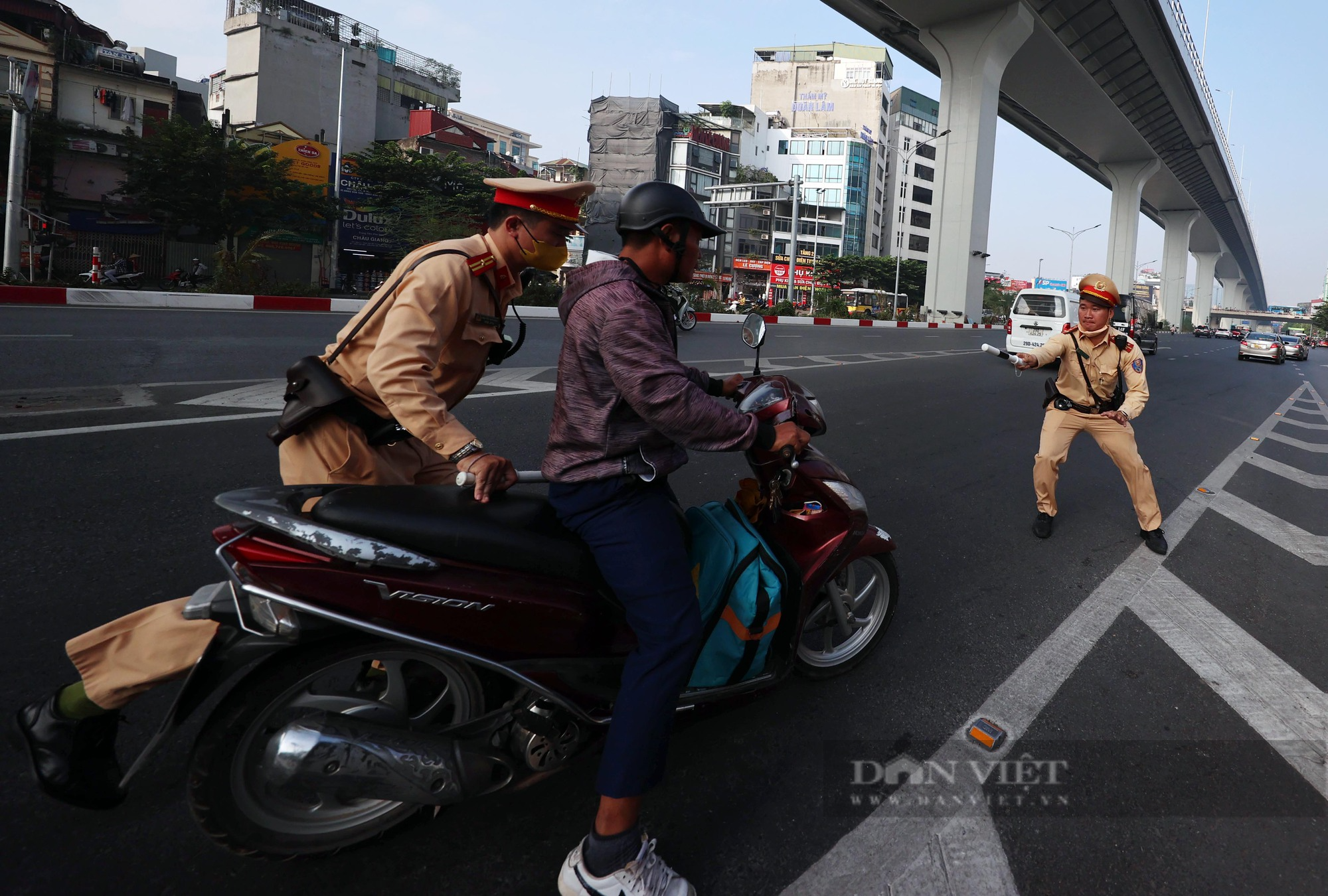 Nhiều xe máy đi trên đường Vành đai 2 trên cao quay đầu, &quot;thông chốt&quot; khi thấy CSGT - Ảnh 7.