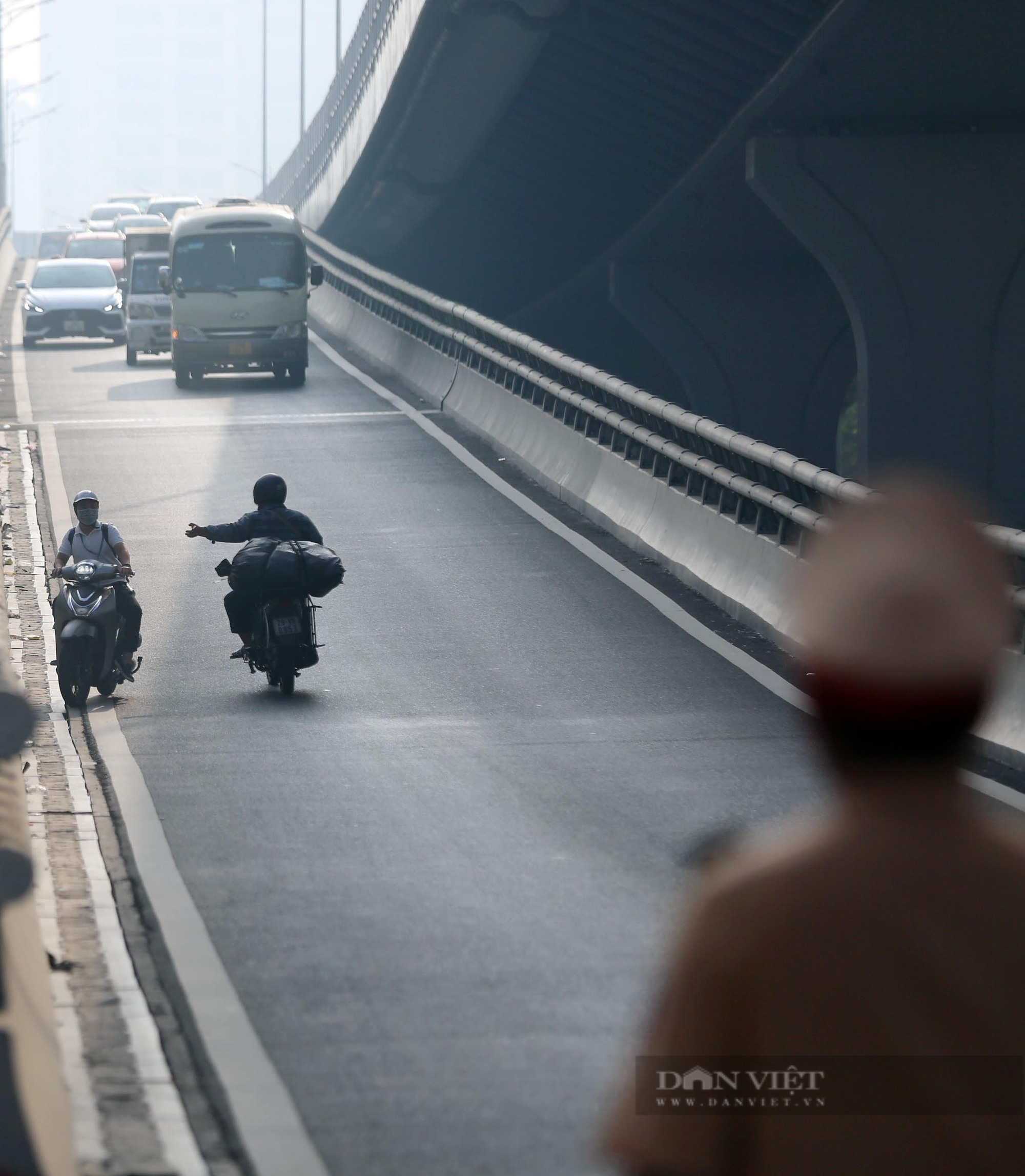 Nhiều xe máy đi trên đường Vành đai 2 trên cao quay đầu, &quot;thông chốt&quot; khi thấy CSGT - Ảnh 8.