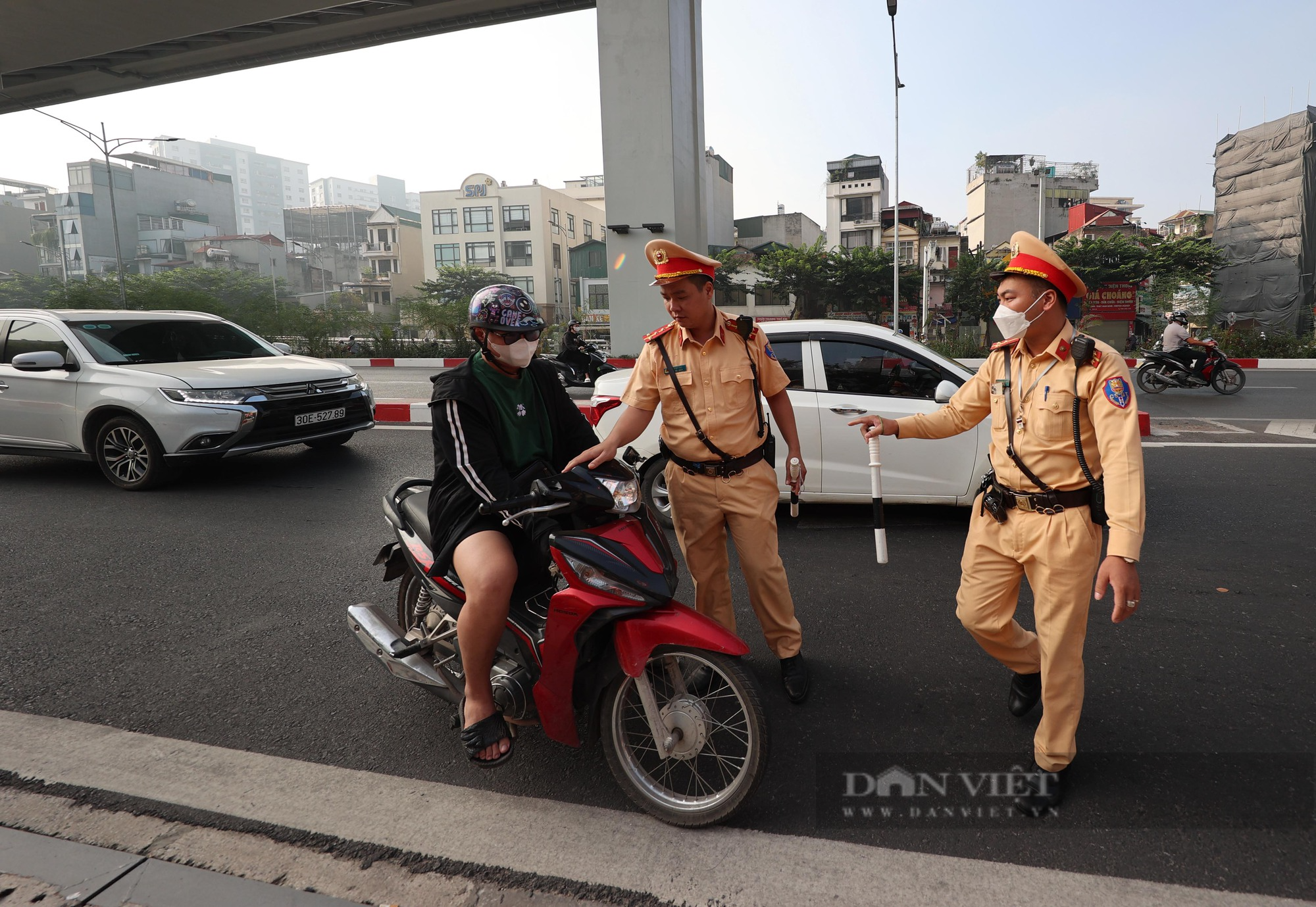 Nhiều xe máy đi trên đường Vành đai 2 trên cao quay đầu, &quot;thông chốt&quot; khi thấy CSGT - Ảnh 9.