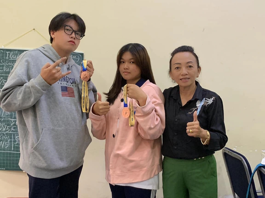 Nữ giám thị U70 trị bạo lực học đường theo cách không giống ai - Ảnh 2.