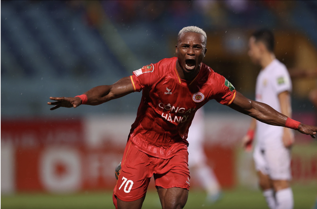 CLB CAHN buộc lòng “hy sinh” ngoại binh Rafael Success - Ảnh 2.