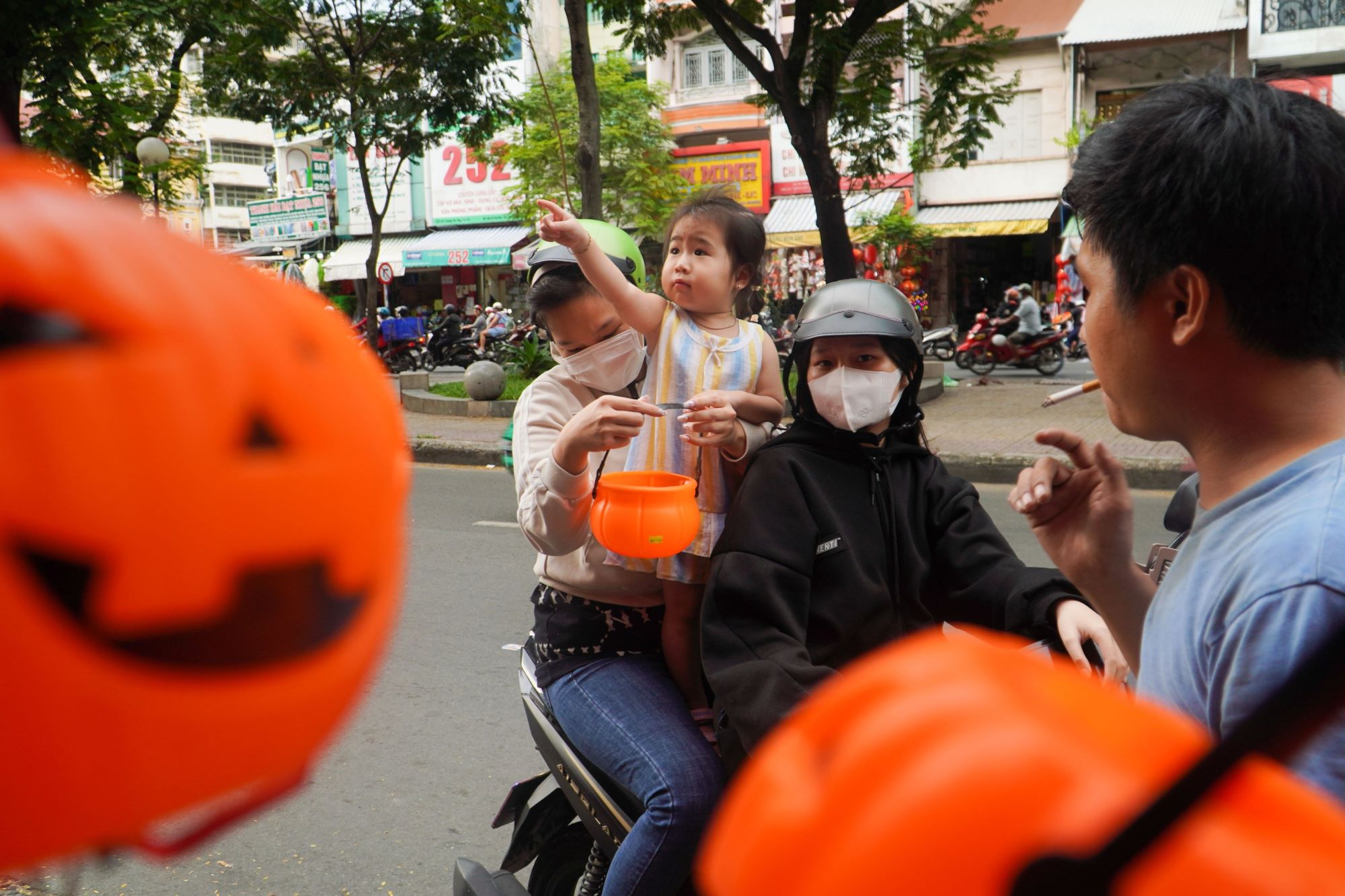 Đồ trang trí Halloween: Tiểu thương than ế có ngày bán chưa tới 50.000 đồng - Ảnh 10.