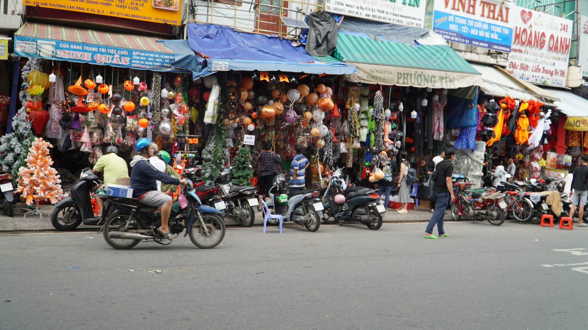 Đồ trang trí Halloween: Tiểu thương than ế có ngày bán chưa tới 50.000 đồng - Ảnh 1.