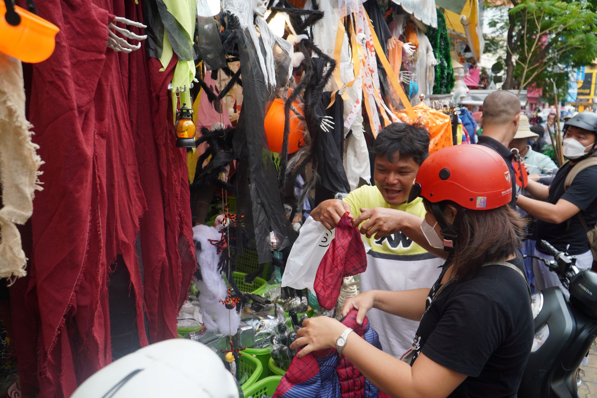 Đồ trang trí Halloween: Tiểu thương than ế có ngày bán chưa tới 50.000 đồng - Ảnh 4.