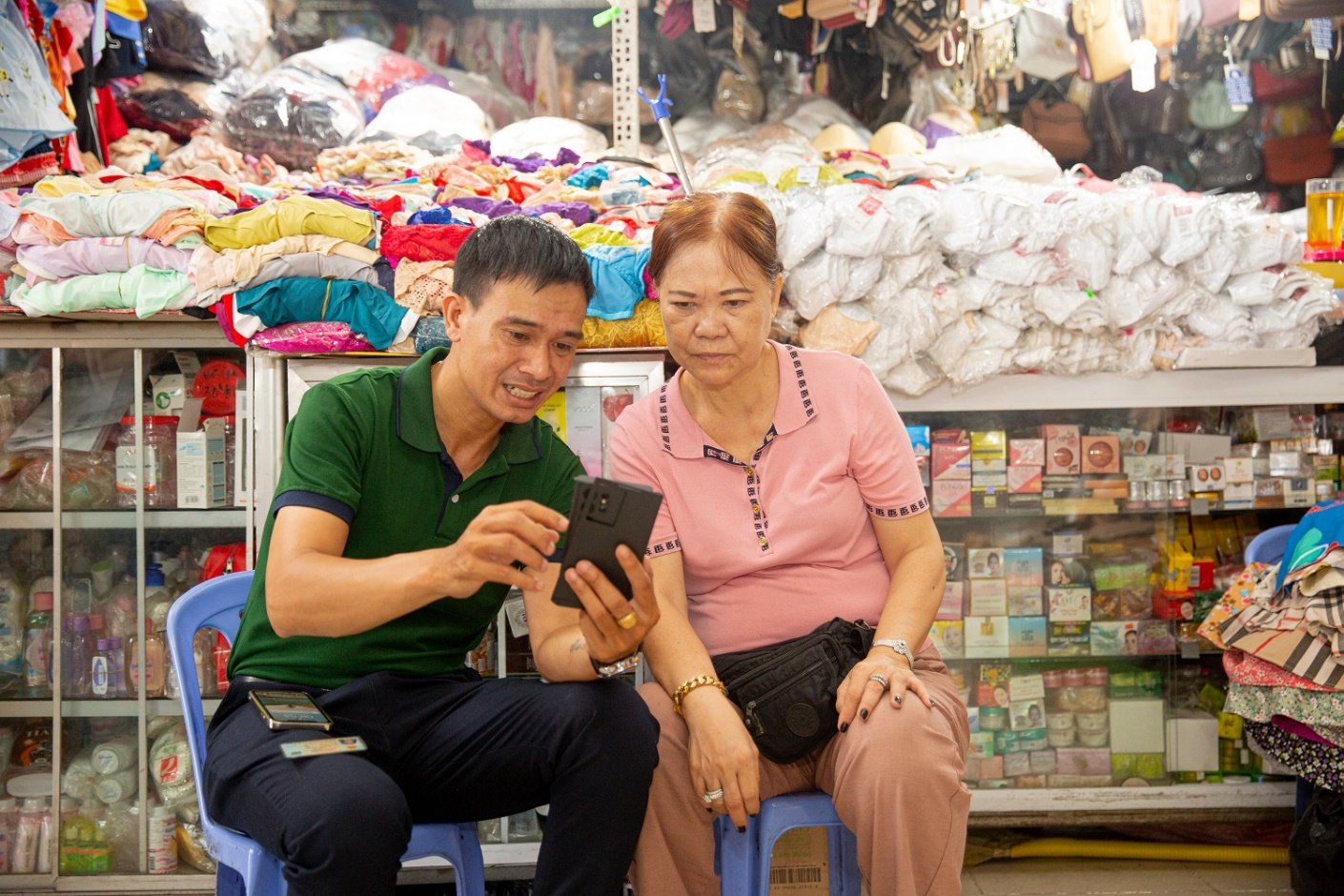 Ngân hàng đưa công nghệ tới từng cửa hàng tạp hóa, chợ truyền thống - Ảnh 3.