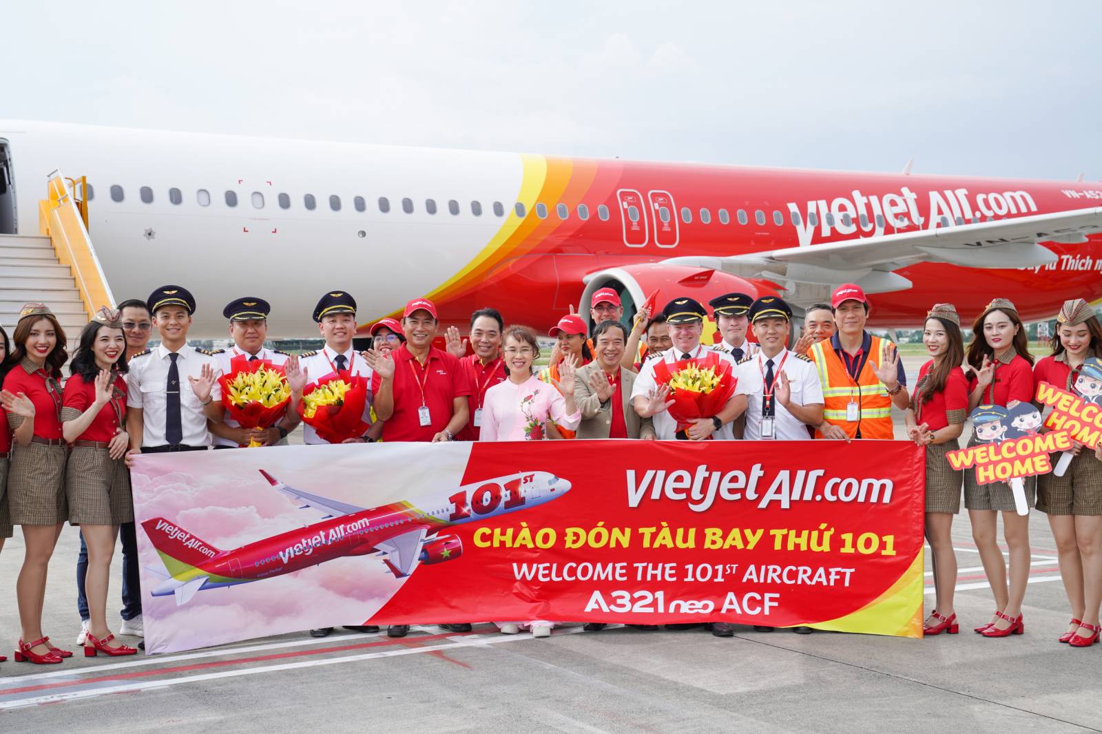 Nhân viên Vietjet chào đón tàu bay thứ 101 về với đội bay Vietjet. Ảnh: H.T.
