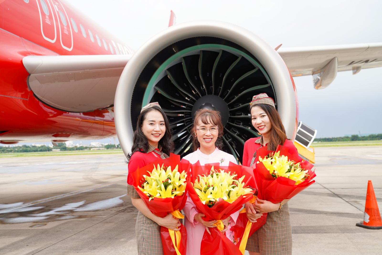 Chủ tịch Nguyễn Thị Phương Thảo (giữa) cùng hai tiếp viên trưởng Thu Hà và Minh Huyền đã đón tàu bay 01 đầu tiên và hôm nay đón tàu bay thứ 101 của Vietjet. Ảnh: H.T.