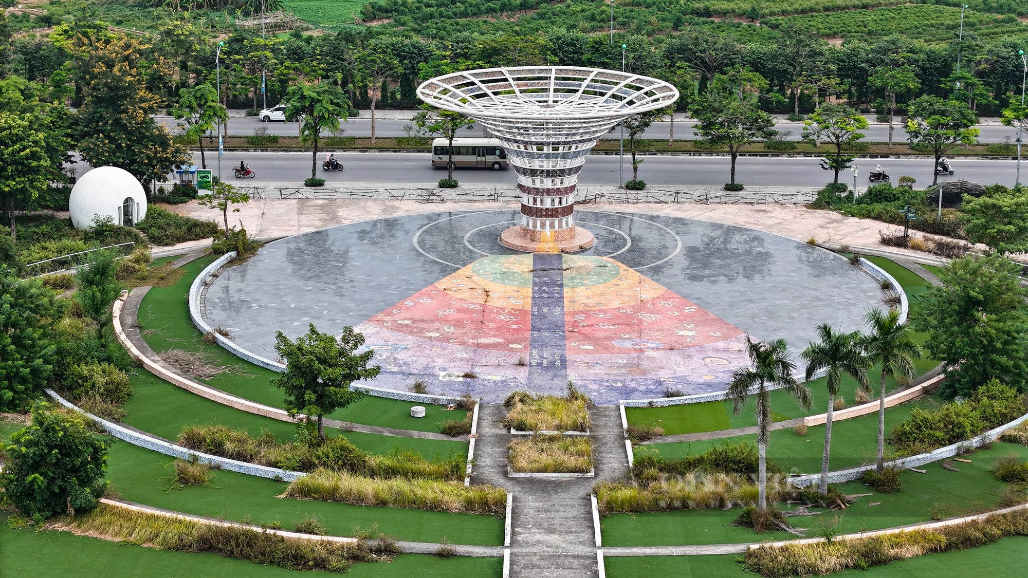 Công viên Thiên văn học lớn nhất Đông Nam Á tại Hà Nội hoang vắng, cỏ dại mọc um tùm - Ảnh 3.