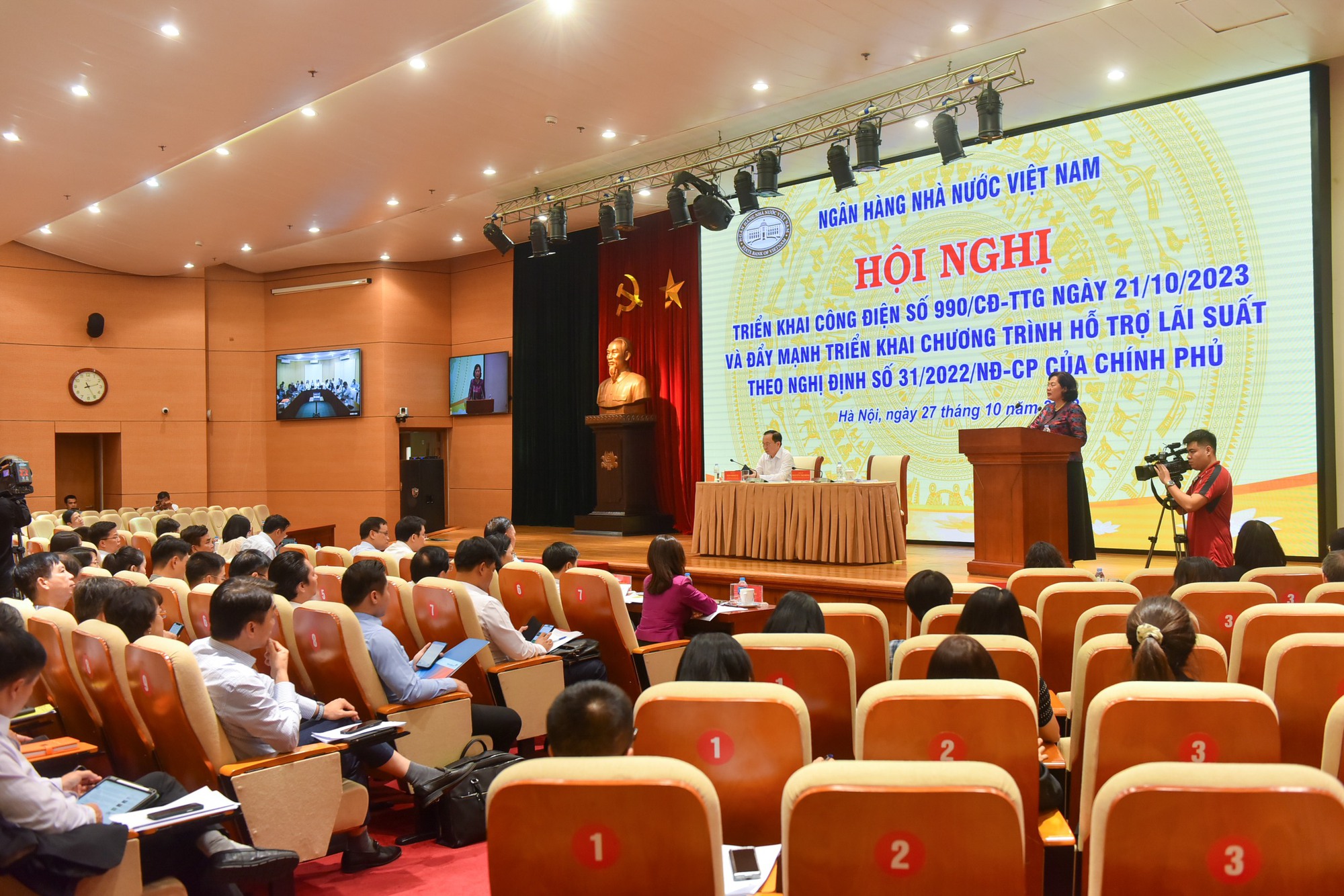 Tiết lộ bất ngờ từ Vụ trưởng Vụ chính sách tiền tệ: Đã có ngân hàng xin nới room tín dụng - Ảnh 2.