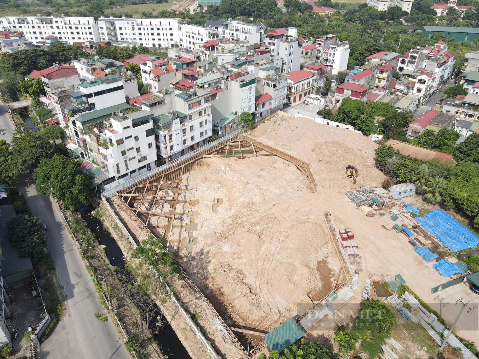 Nhiều nhà dân di dời khẩn cấp vì công trình xây dựng của Liên đoàn Địa chất Xạ - Hiếm: Chủ đầu tư nói gì? - Ảnh 1.