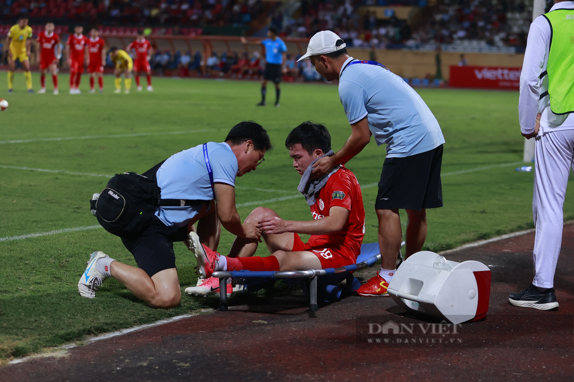 Tin sáng (28/10): HLV Troussier “lạnh người” chứng kiến Hoàng Đức suýt gãy chân - Ảnh 1.