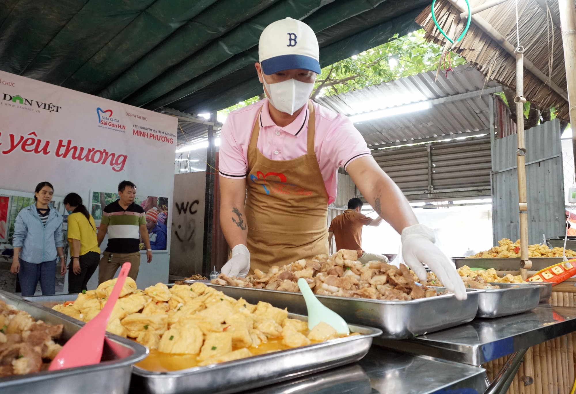 Ấm nóng bữa cơm nhà tặng bệnh nhân nghèo ngày mưa gió - Ảnh 9.