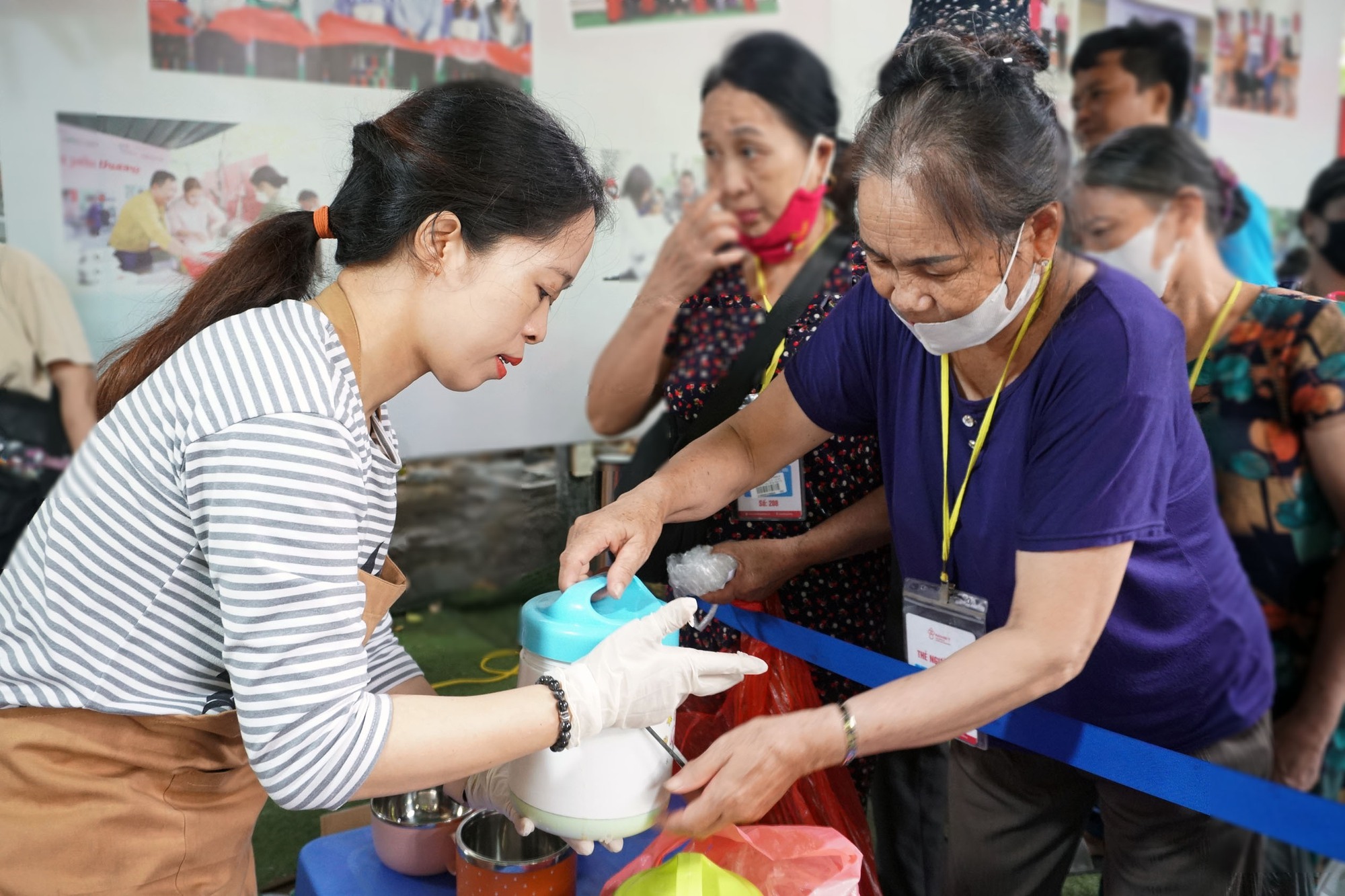 Ấm nóng bữa cơm nhà tặng bệnh nhân nghèo ngày mưa gió - Ảnh 11.