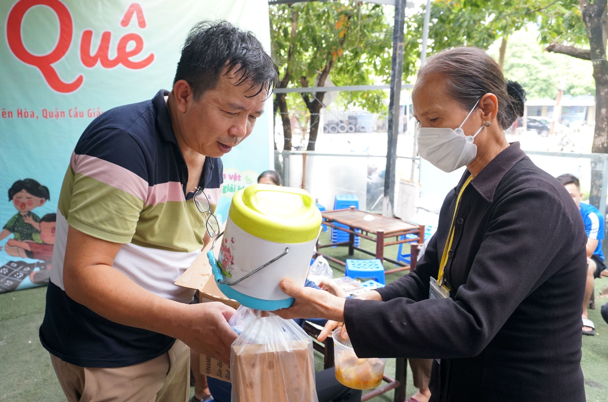 Ấm nóng bữa cơm nhà tặng bệnh nhân nghèo ngày mưa gió - Ảnh 1.