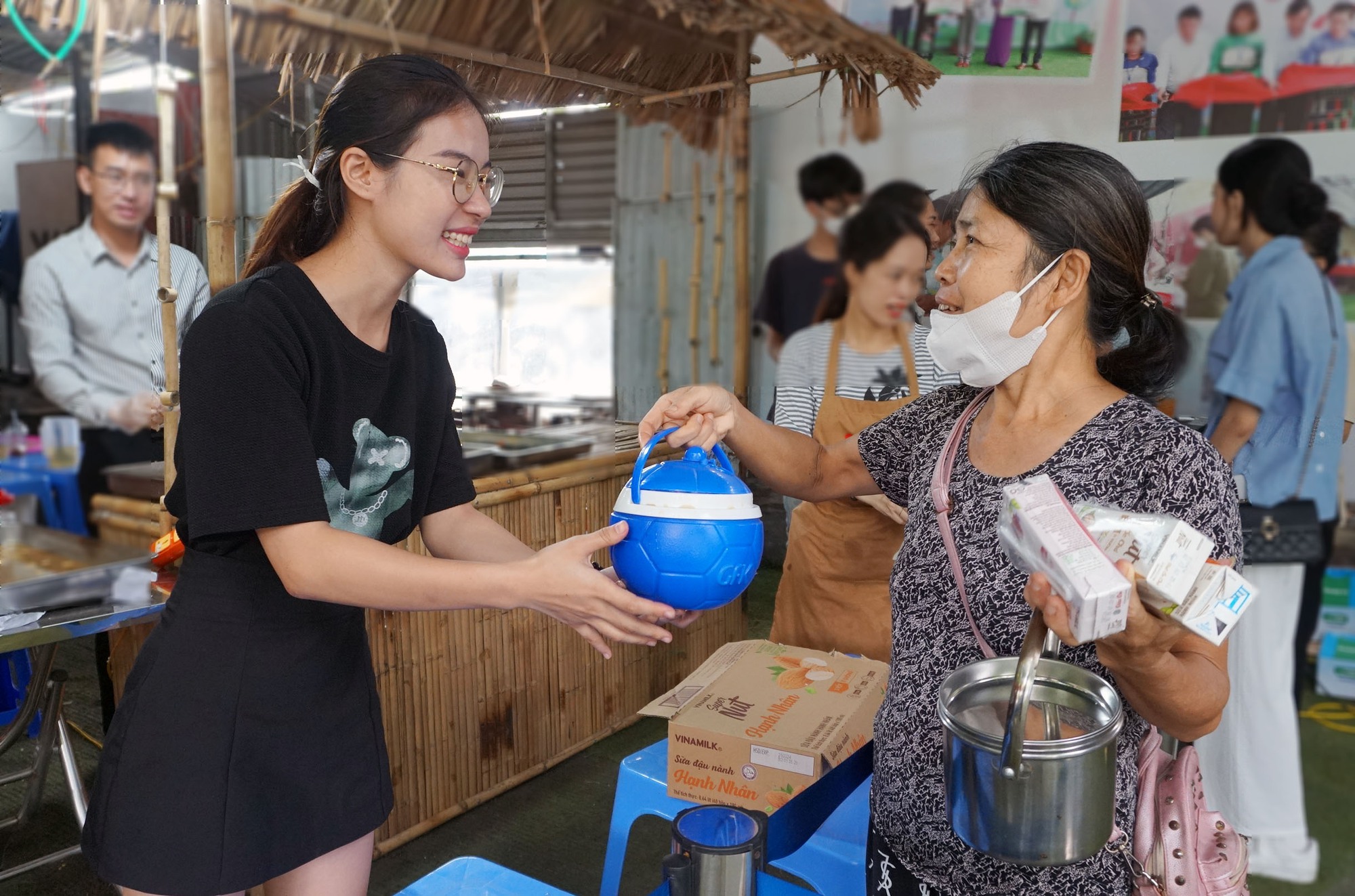 Ấm nóng bữa cơm nhà tặng bệnh nhân nghèo ngày mưa gió - Ảnh 17.