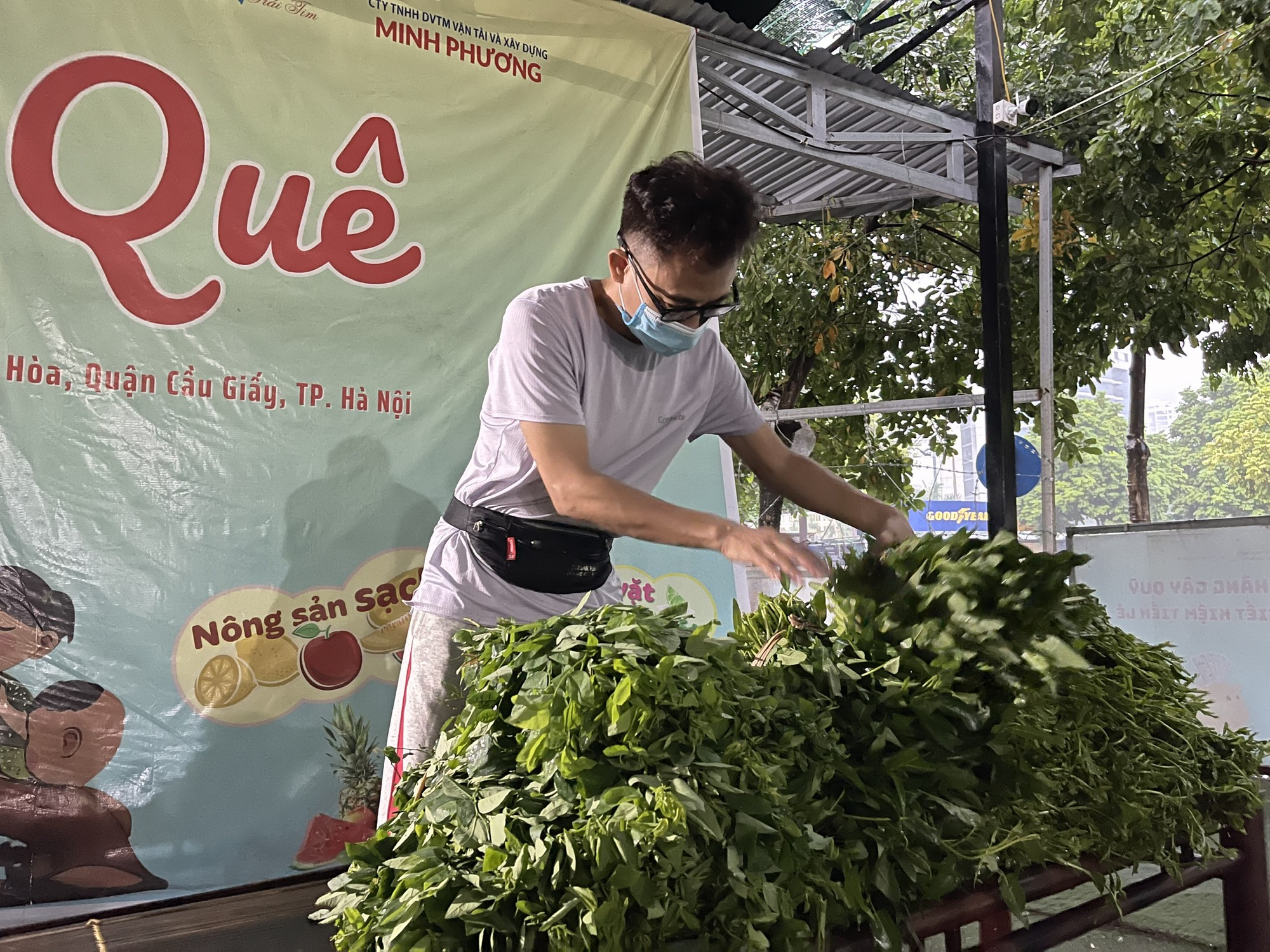 Ấm nóng bữa cơm nhà tặng bệnh nhân nghèo ngày mưa gió - Ảnh 19.