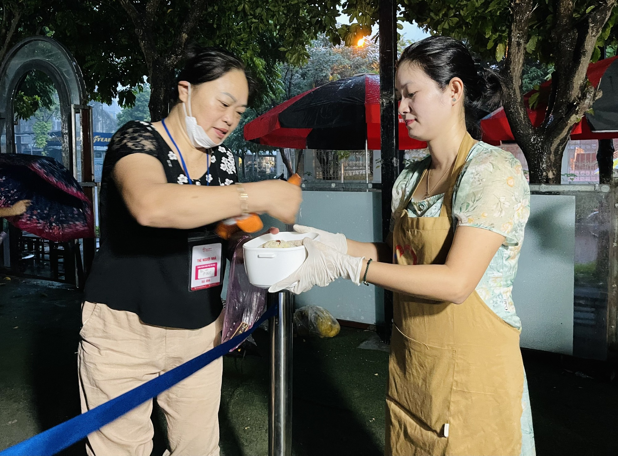 Ấm nóng bữa cơm nhà tặng bệnh nhân nghèo ngày mưa gió - Ảnh 4.