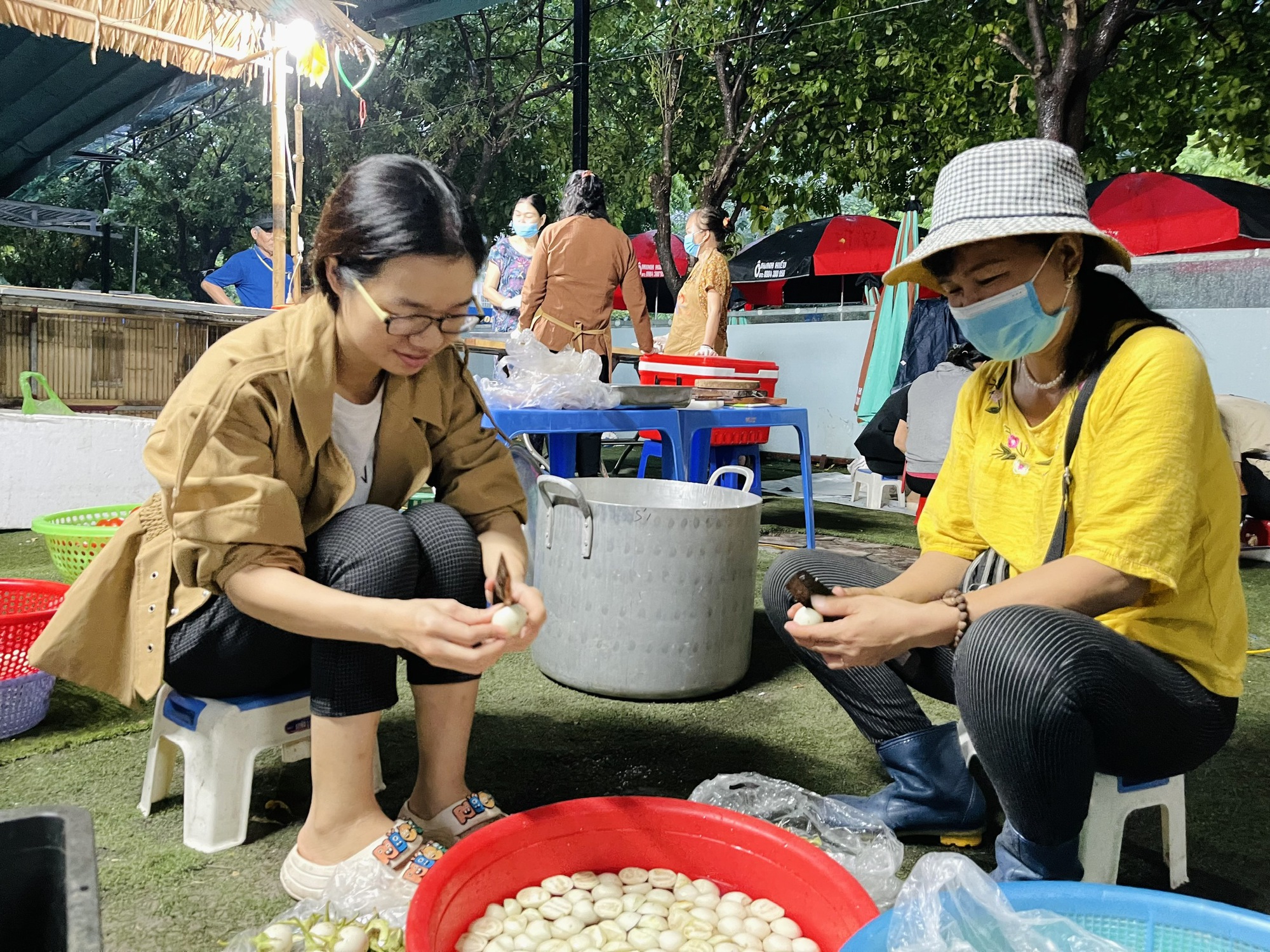 Ấm nóng bữa cơm nhà tặng bệnh nhân nghèo ngày mưa gió - Ảnh 23.
