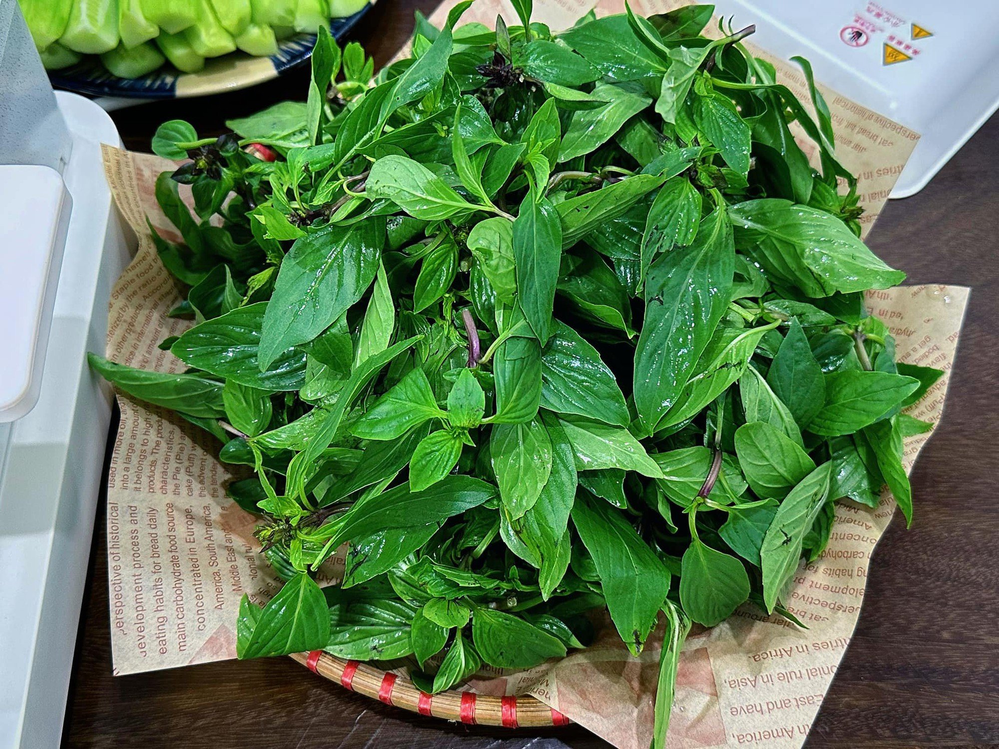Loại rau thường ăn kèm với phở, được xem là &quot;thần dược chữa bệnh&quot; đem nấu lẩu ếch cực ngon - Ảnh 1.