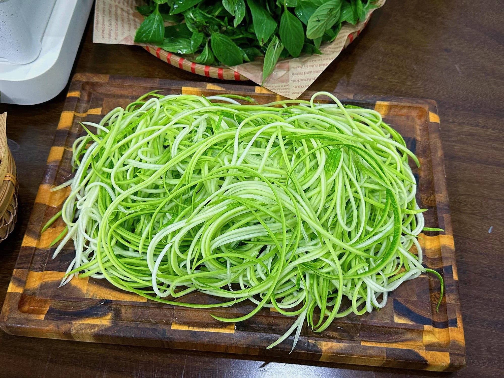 Loại rau thường ăn kèm với phở, được xem là &quot;thần dược chữa bệnh&quot; đem nấu lẩu ếch cực ngon - Ảnh 3.
