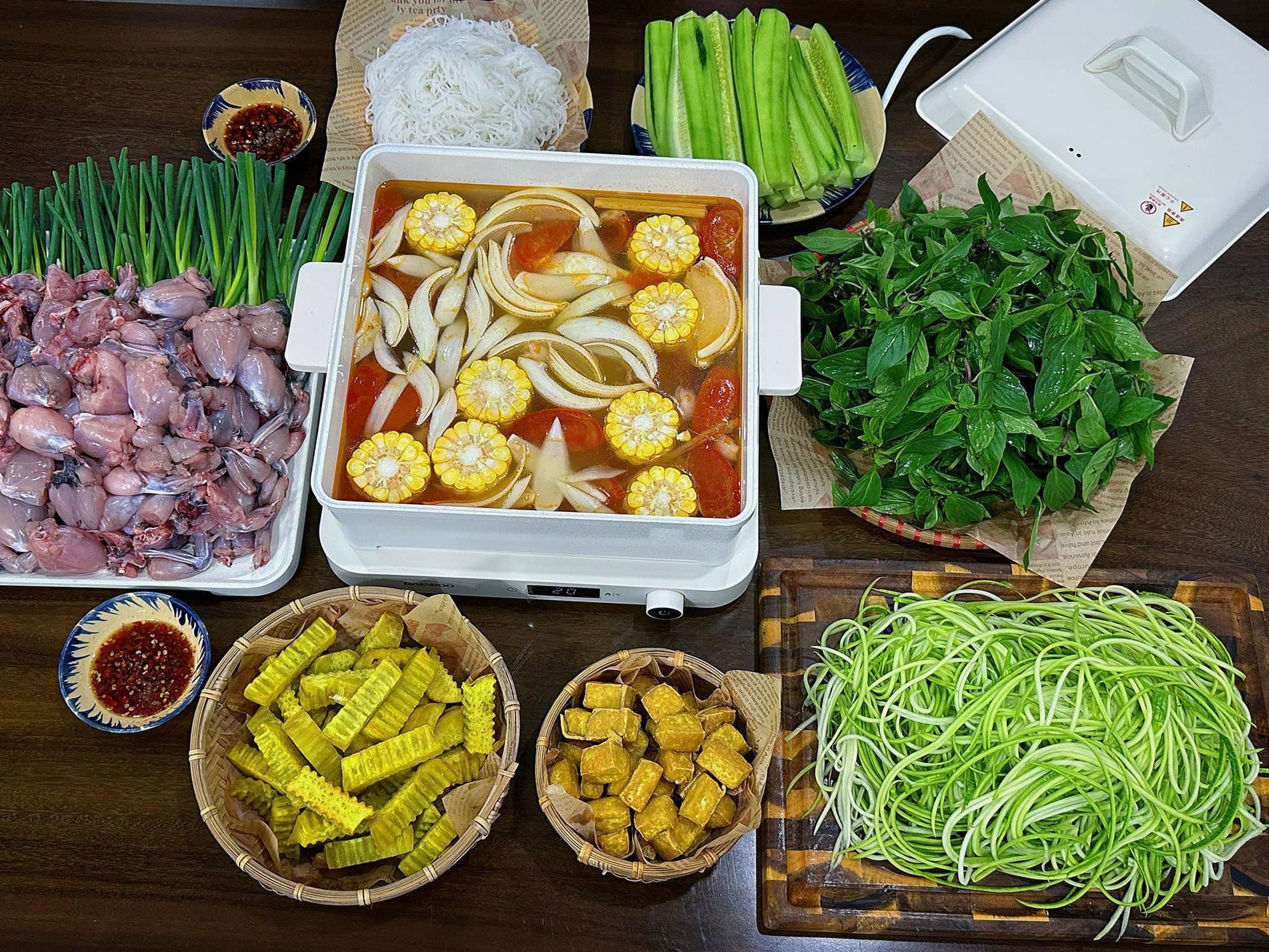 Loại rau thường ăn kèm với phở, được xem là &quot;thần dược chữa bệnh&quot; đem nấu lẩu ếch cực ngon - Ảnh 4.