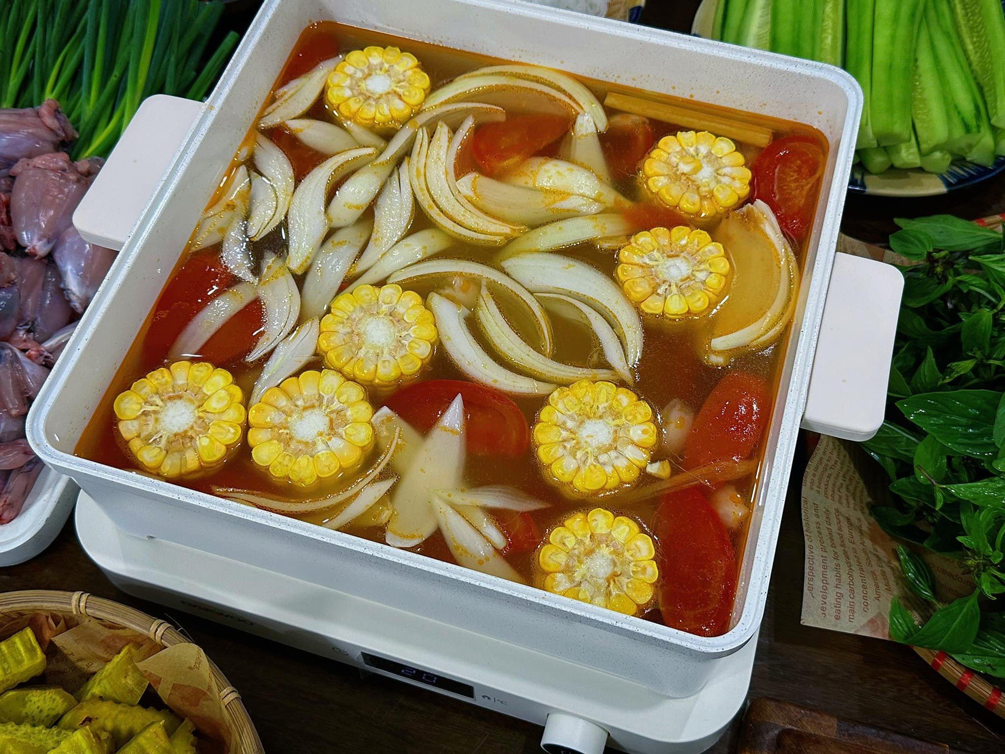 Loại rau thường ăn kèm với phở, được xem là &quot;thần dược chữa bệnh&quot; đem nấu lẩu ếch cực ngon - Ảnh 5.
