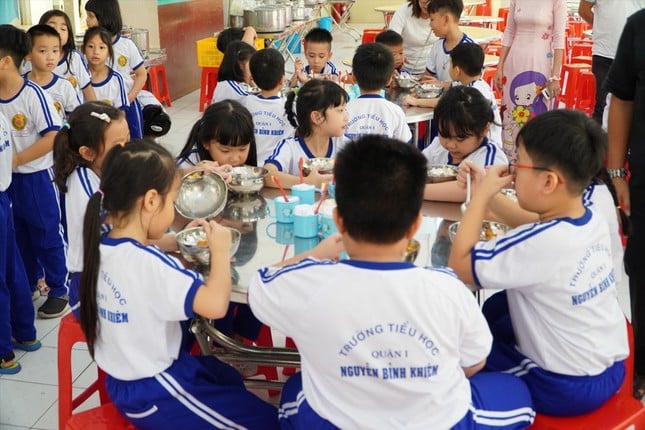 Bữa ăn học đường: Phụ huynh nên cùng trường giám sát - Ảnh 1.