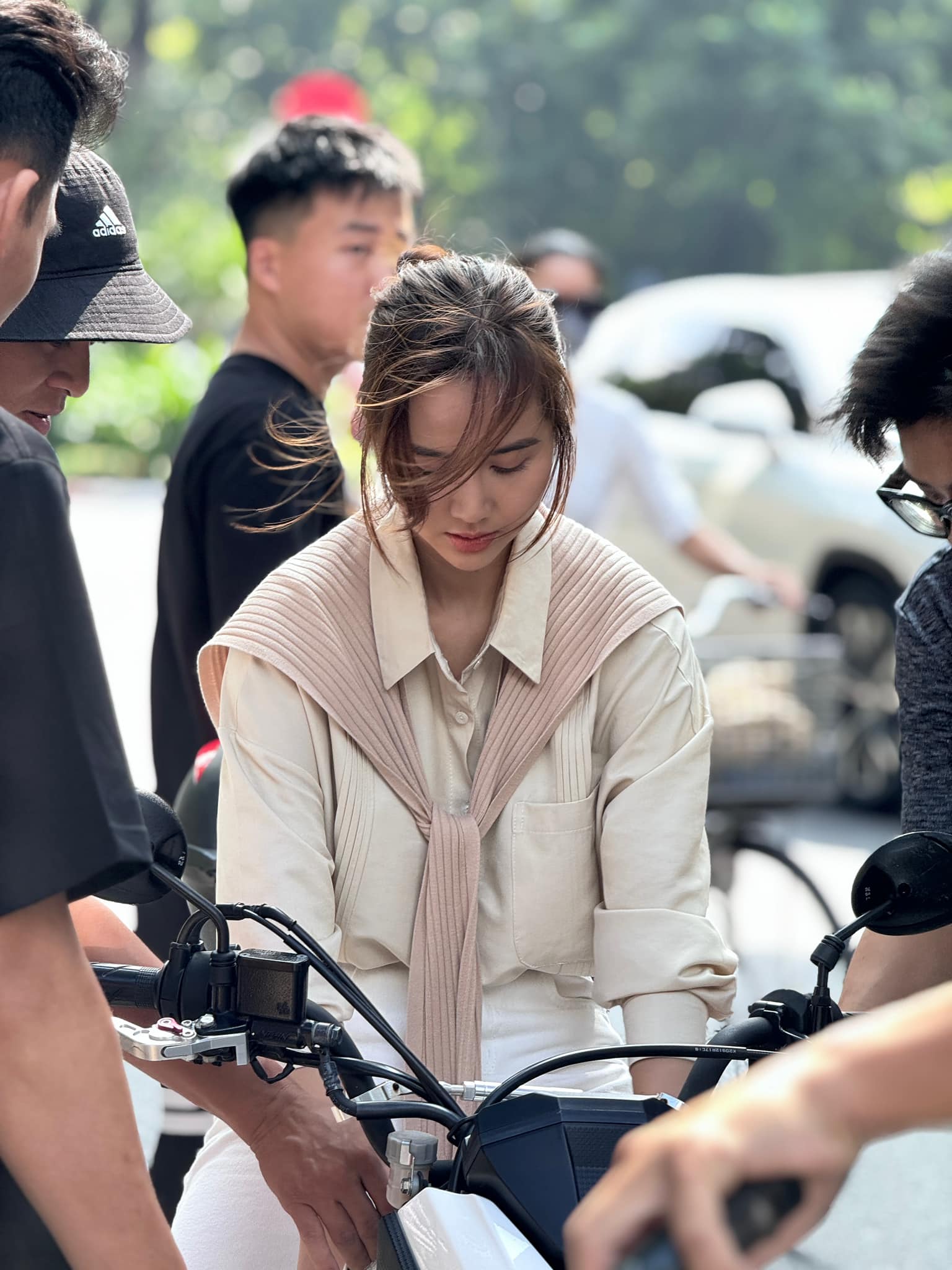 Huyền Lizzie khiến gây sốt với tạo hình mới khác xa tổng tài Vân Trang của &quot;Thương ngày nắng về&quot; - Ảnh 3.