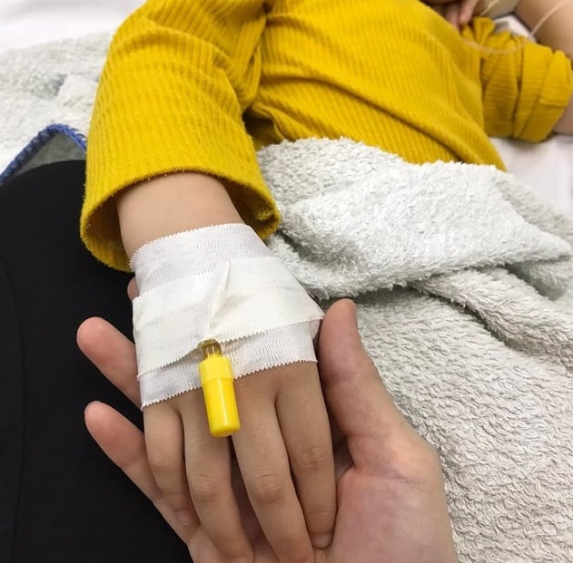 Vụ cháu bé 6 tuổi tử vong sau khi ăn bánh đêm trung thu: Nghi ngờ vấn đề bảo quản bánh su kem - Ảnh 3.