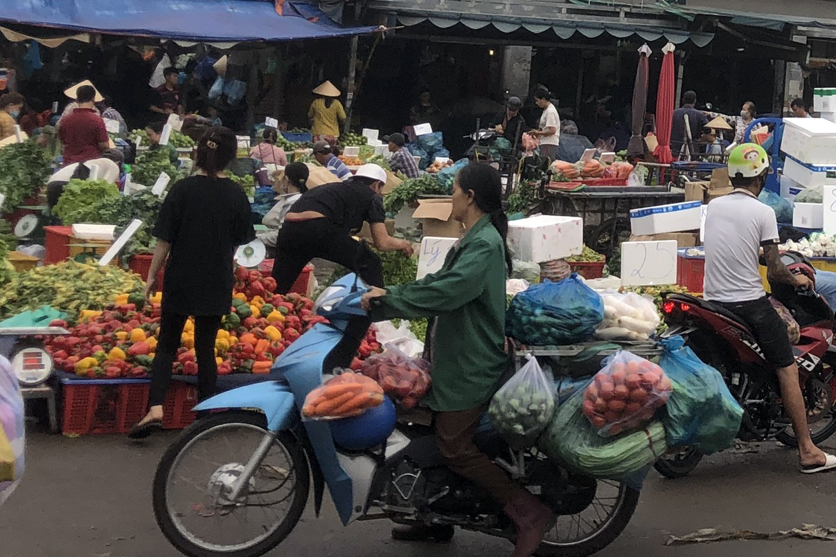 TP.HCM gặp khó khăn với mục tiêu hạn chế túi ni lông trong chợ truyền thống - Ảnh 2.