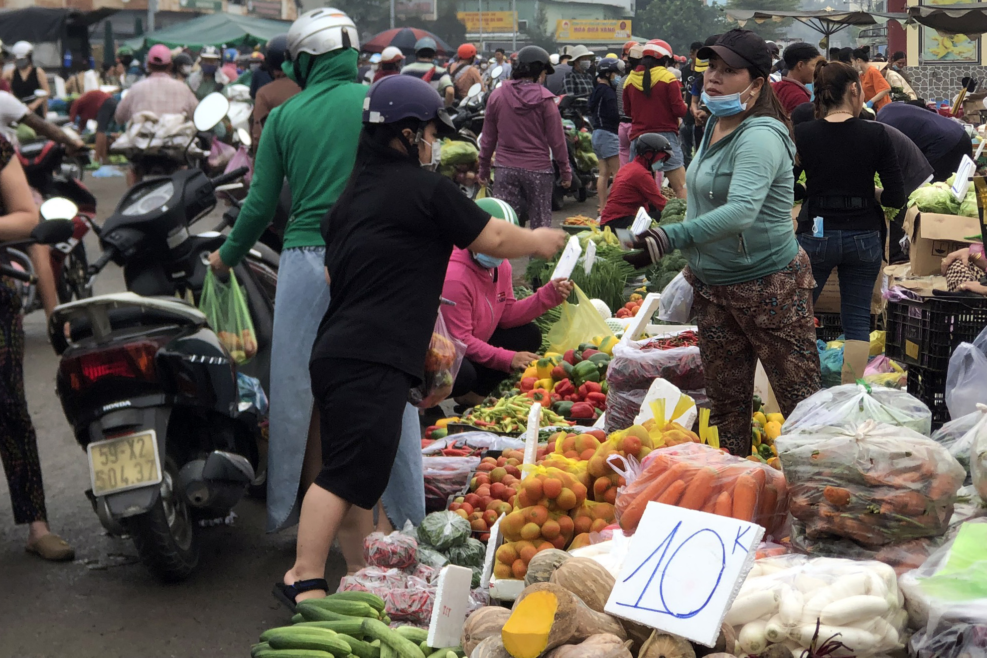 TP.HCM gặp khó khăn với mục tiêu hạn chế túi ni lông trong chợ truyền thống - Ảnh 1.