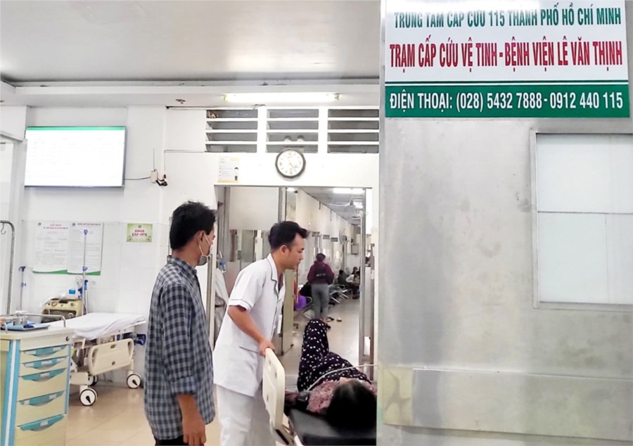 Vụ cháu bé 6 tuổi tử vong sau khi ăn bánh đêm trung thu: Nghi ngờ vấn đề bảo quản bánh su kem - Ảnh 1.