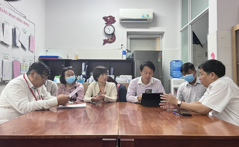 Vụ bé 6 tuổi tử vong sau khi ăn bánh đêm trung thu: Gần 50 người nghi ngộ độc, Sở Y tế TP.HCM họp khẩn - Ảnh 1.