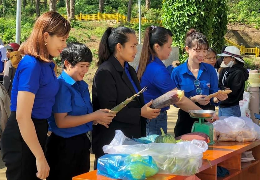 Chợ phiên nông sản độc đáo vùng cao ở Khánh Hòa, có đặc sản thành phố đốt  đuốc cũng khó tìm ra