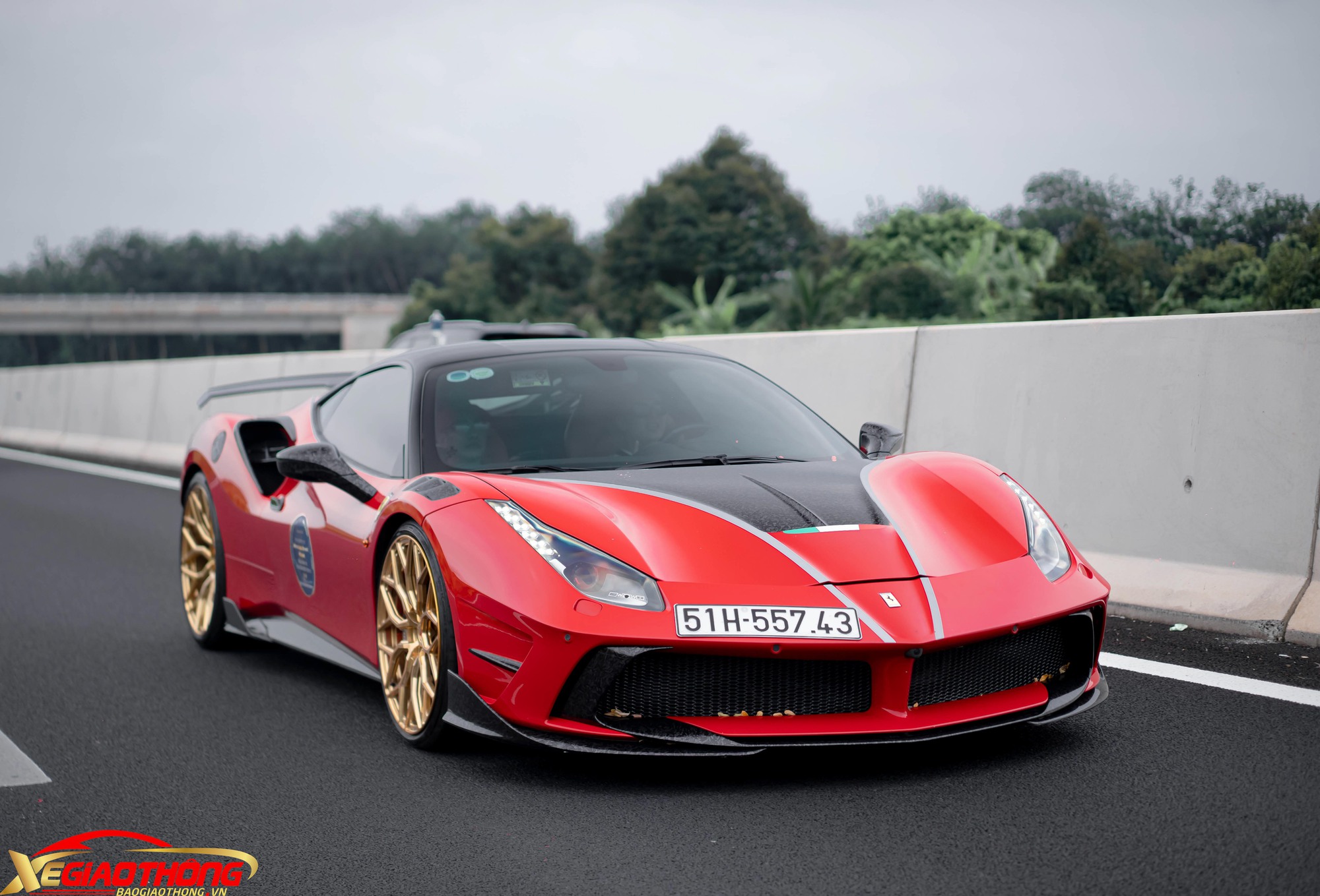 Ferrari 488 GTB độ &quot;khủng&quot; nhất Việt Nam xuống phố - Ảnh 1.