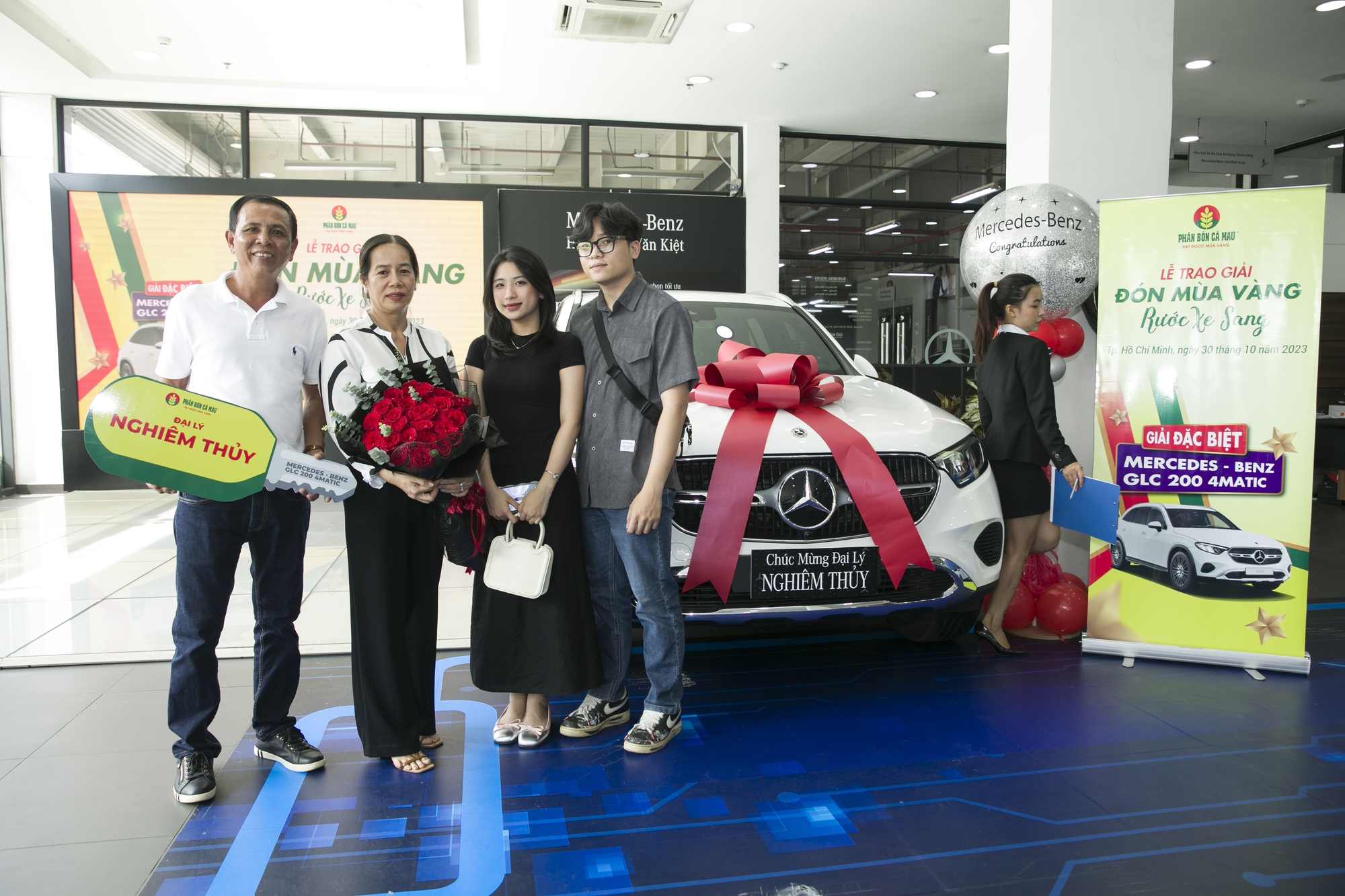 Phân bón Cà Mau trao Mercedes Benz GLC 200 cho khách hàng trúng thưởng chương trình &quot;Đón mùa vàng - rước xe sang&quot; - Ảnh 3.