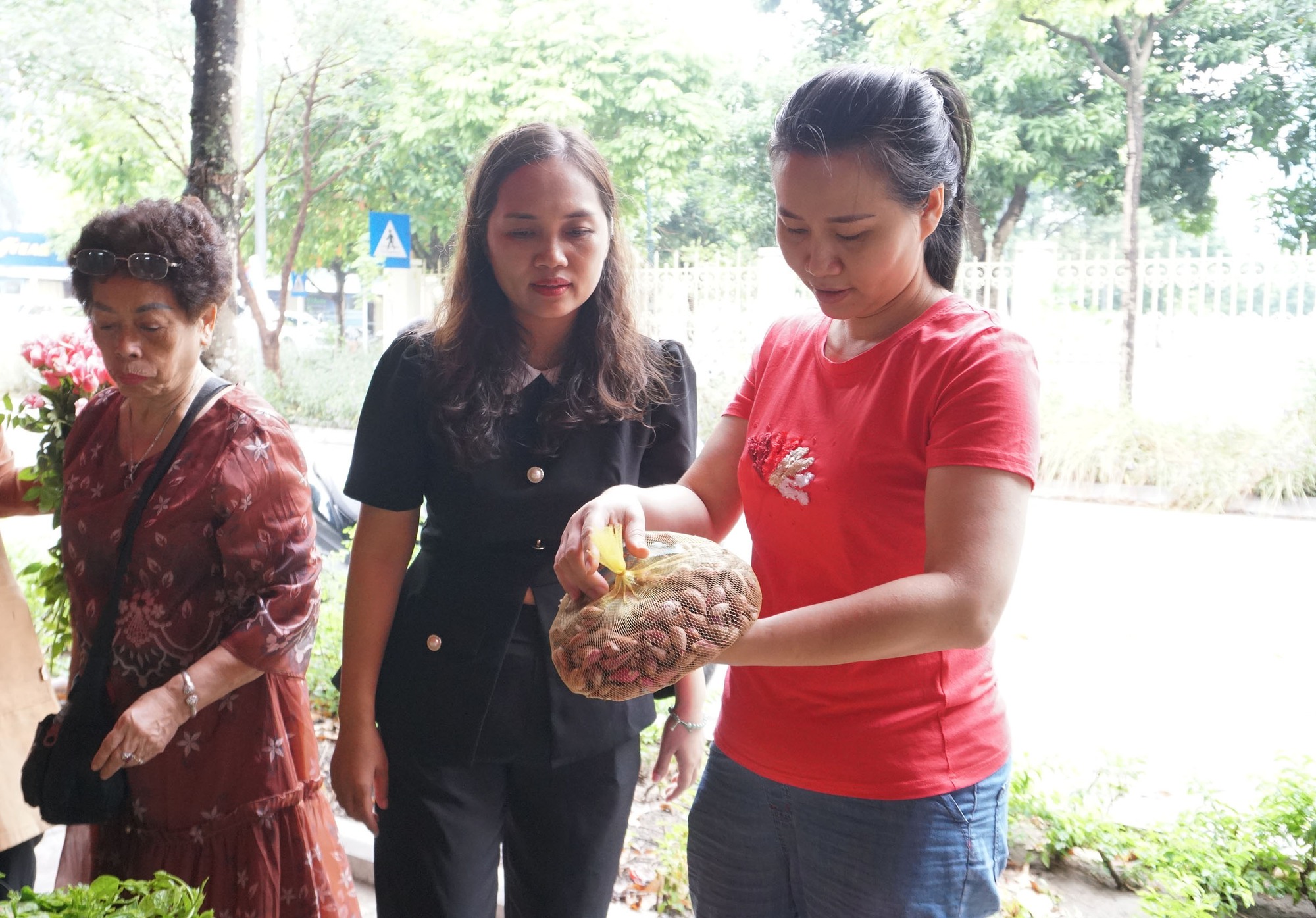 Bên cạnh việc bán hàng gây quỹ từ thiện, Chợ Quê còn là nơi kết nối tiêu thụ nông sản sạch cho nông dân.
