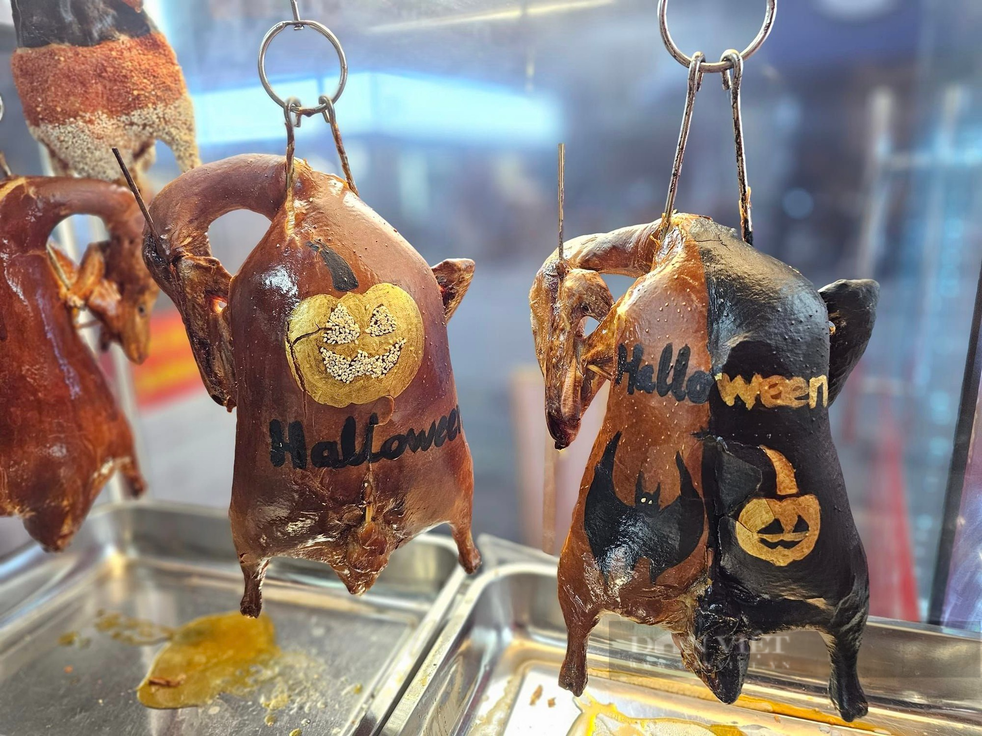 Vịt quay da giòn phục vụ lễ hội Halloween giá nửa triệu đồng hút khách đặt mua - Ảnh 4.