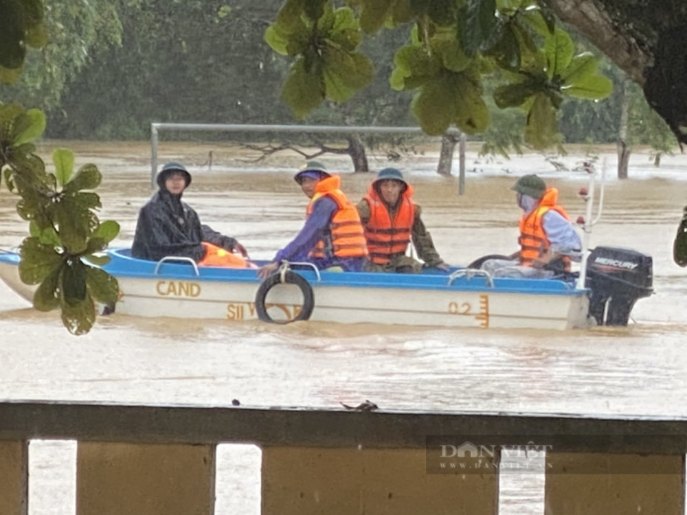 Hà Tĩnh: Nước cô lập, Chủ tịch xã và Công an giúp người dân vượt “ốc đảo” đi chữa bệnh - Ảnh 2.