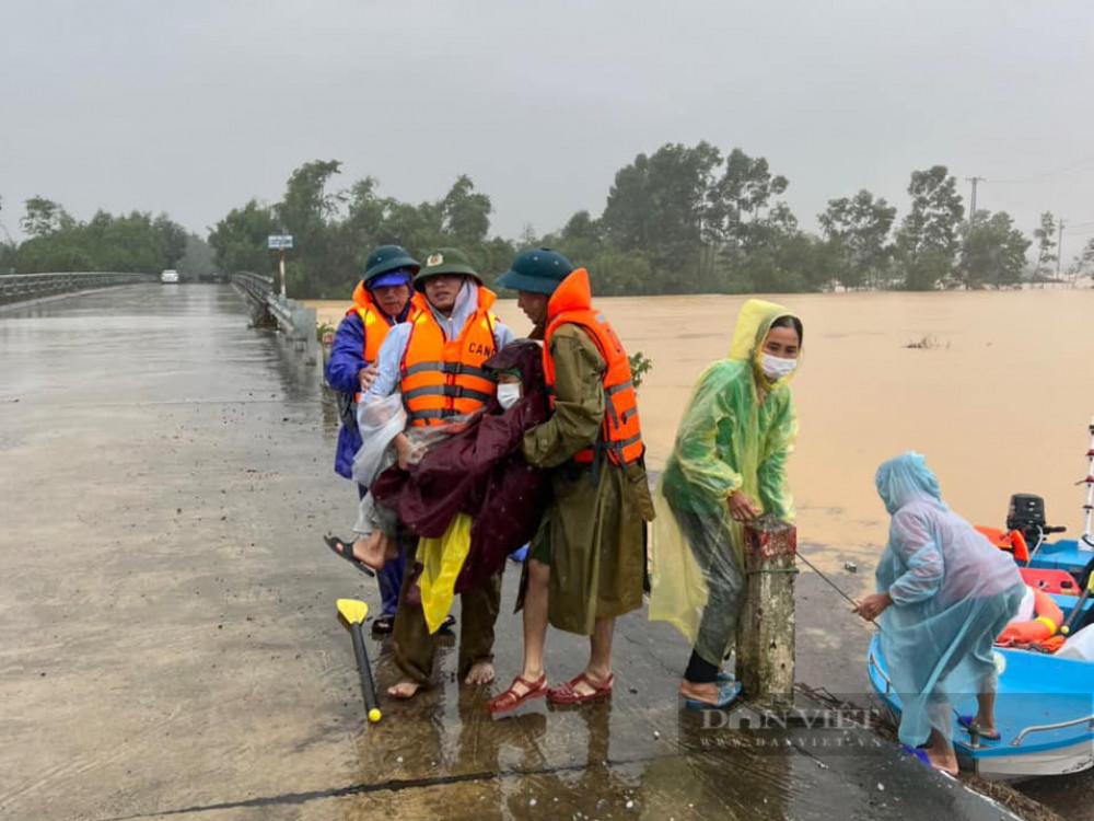 Hà Tĩnh: Nước cô lập, Chủ tịch xã và Công an giúp người dân vượt “ốc đảo” đi chữa bệnh - Ảnh 4.